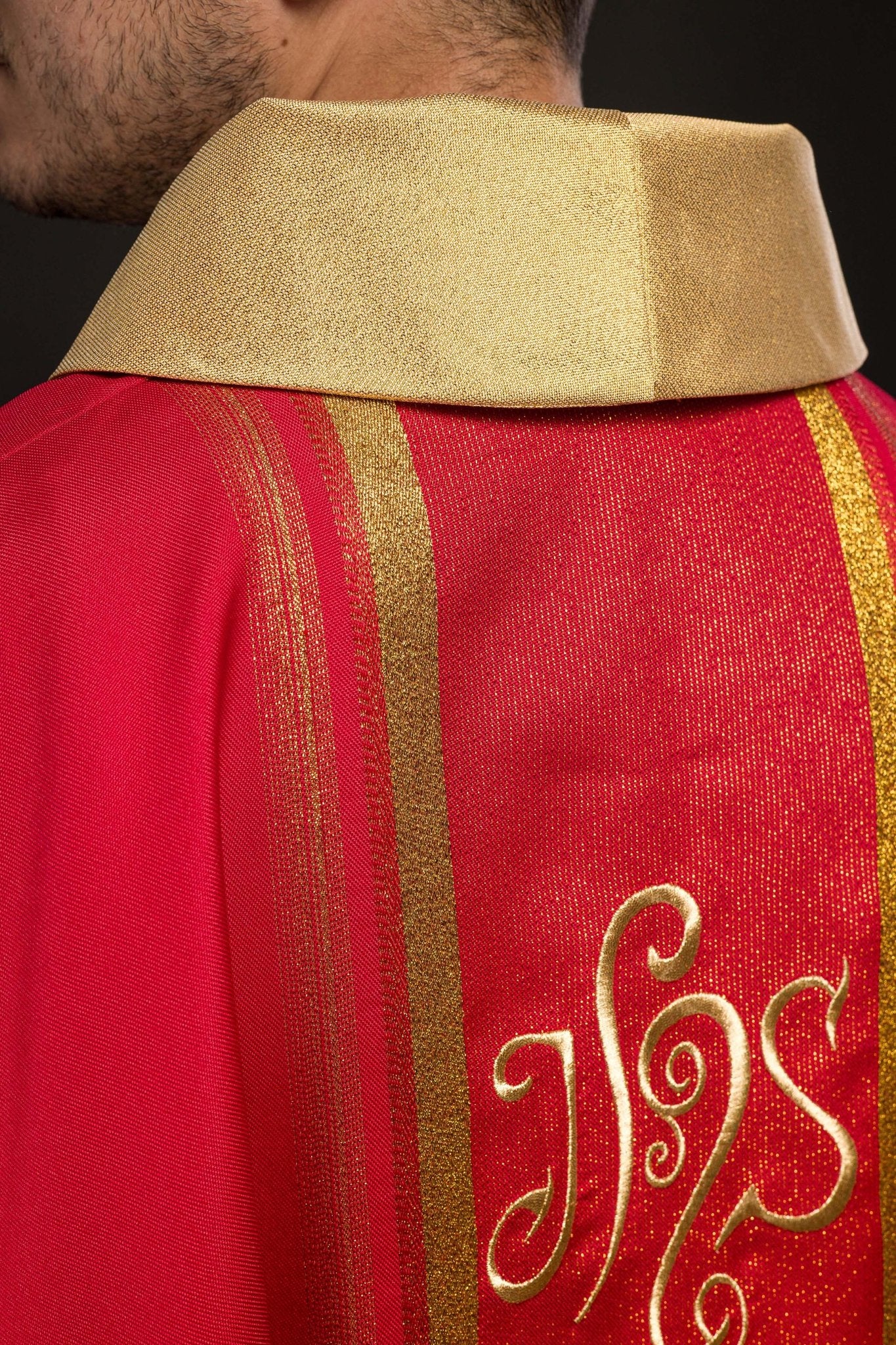 Casulla roja con bordado IHS y rayas dorada KOR/183/02/27 CZERWONY - CASULLAS.ES