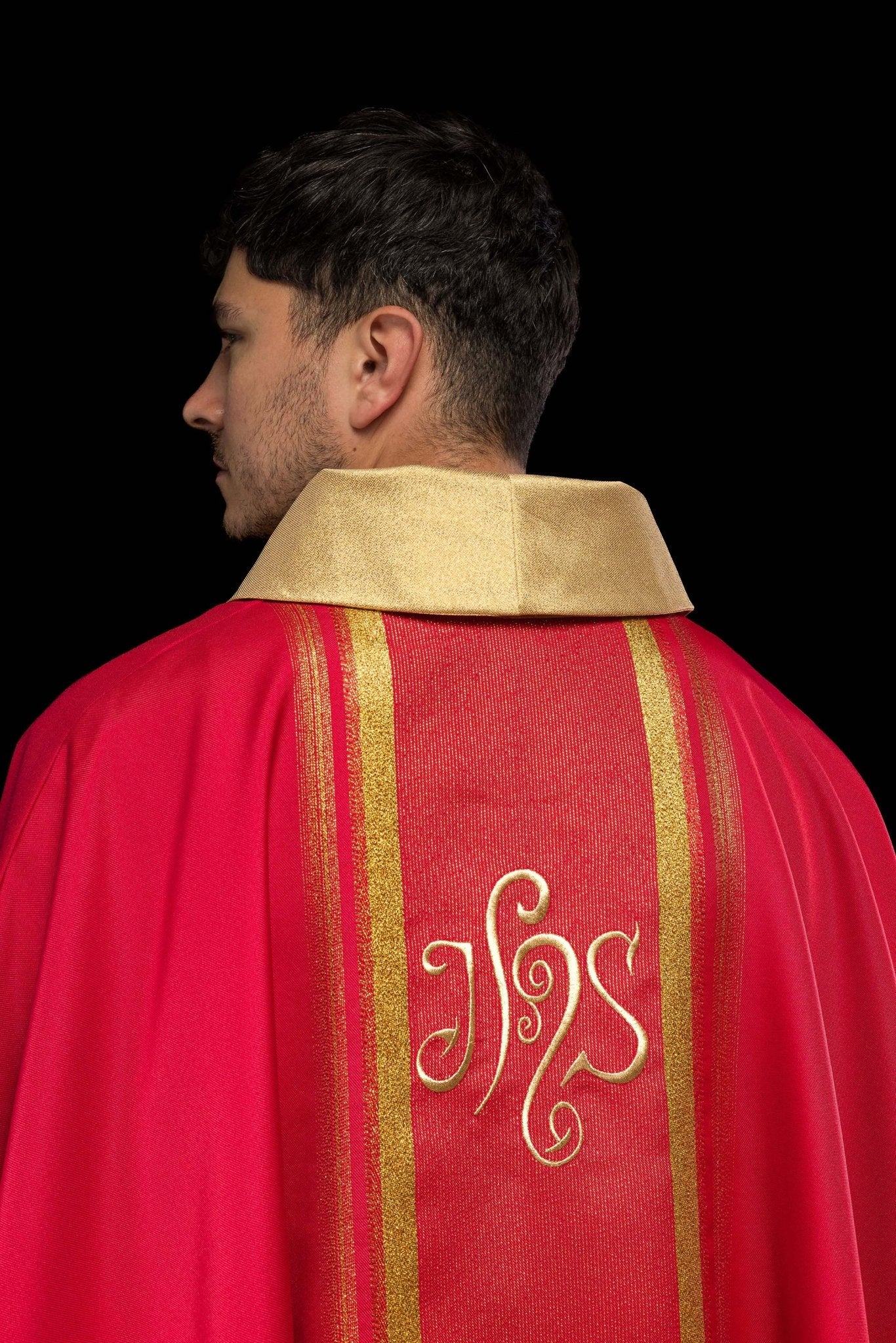 Casulla roja con bordado IHS y rayas dorada KOR/183/02/27 CZERWONY - CASULLAS.ES