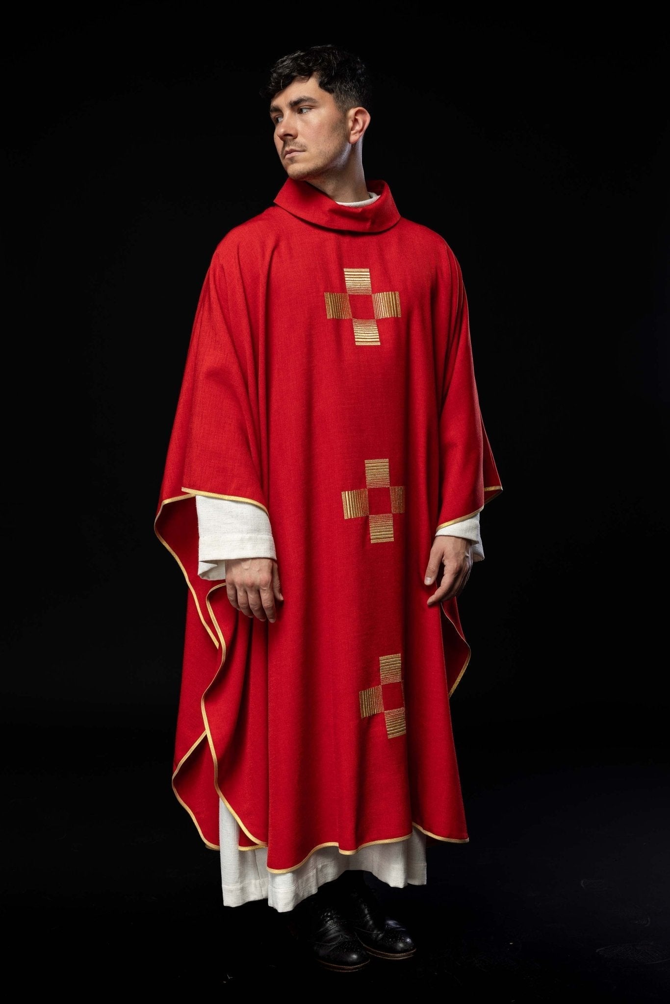 Casulla roja con Cruces bordadas HA7011 - 02 CZERWONY - CASULLAS.ES