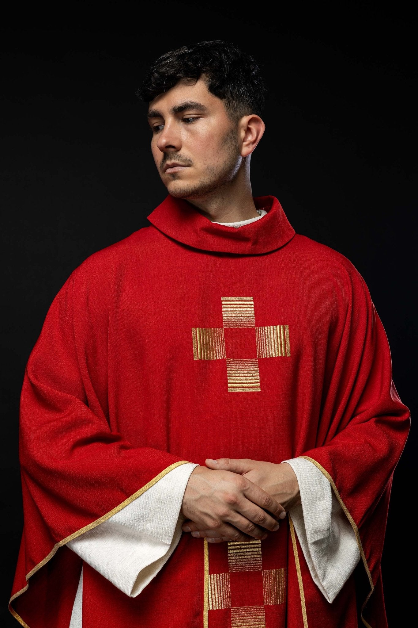 Casulla roja con Cruces bordadas HA7011 - 02 CZERWONY - CASULLAS.ES