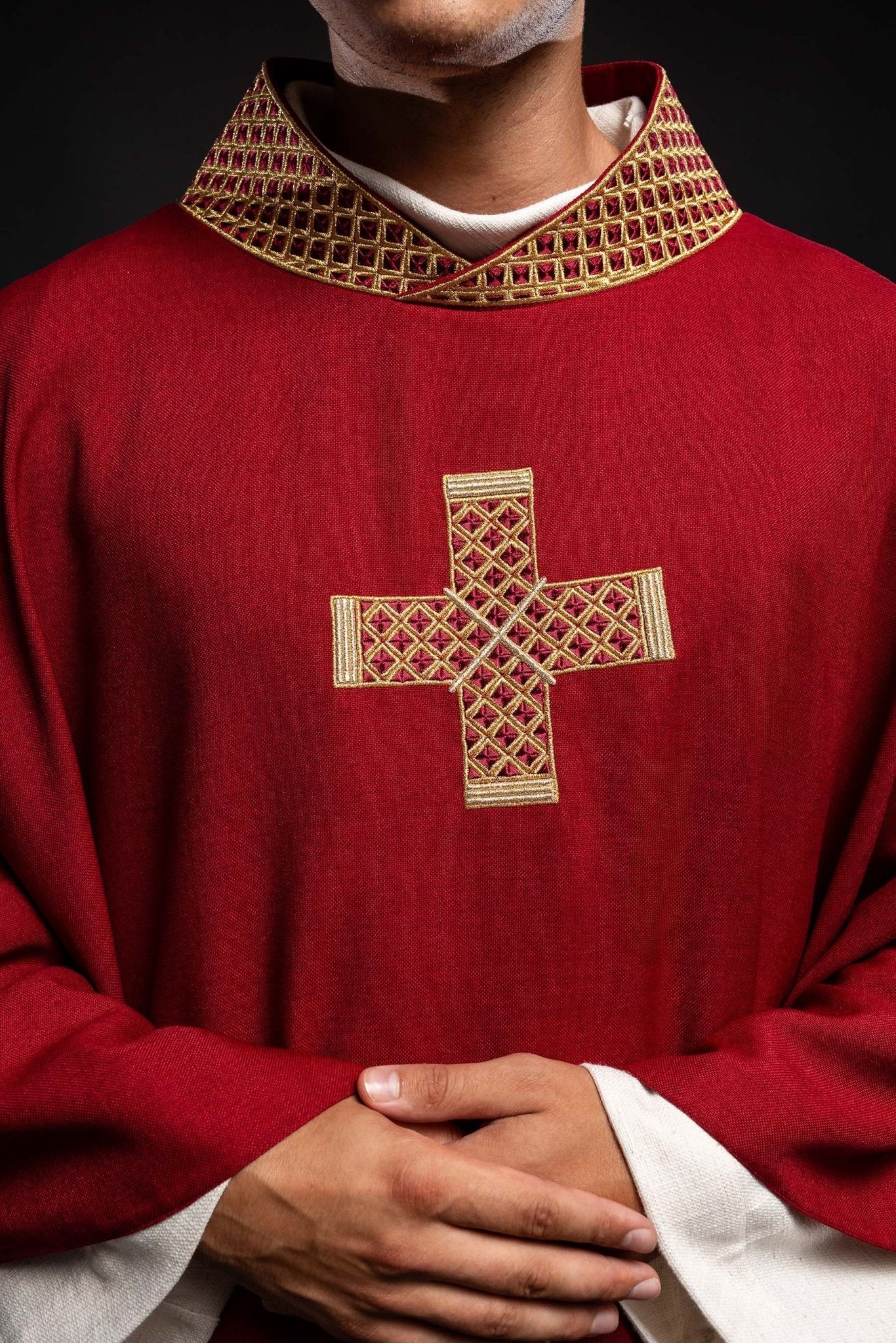 Casulla roja con cruces bordadas y cuello S - 7070 - 02 - 70 - CASULLAS.ES