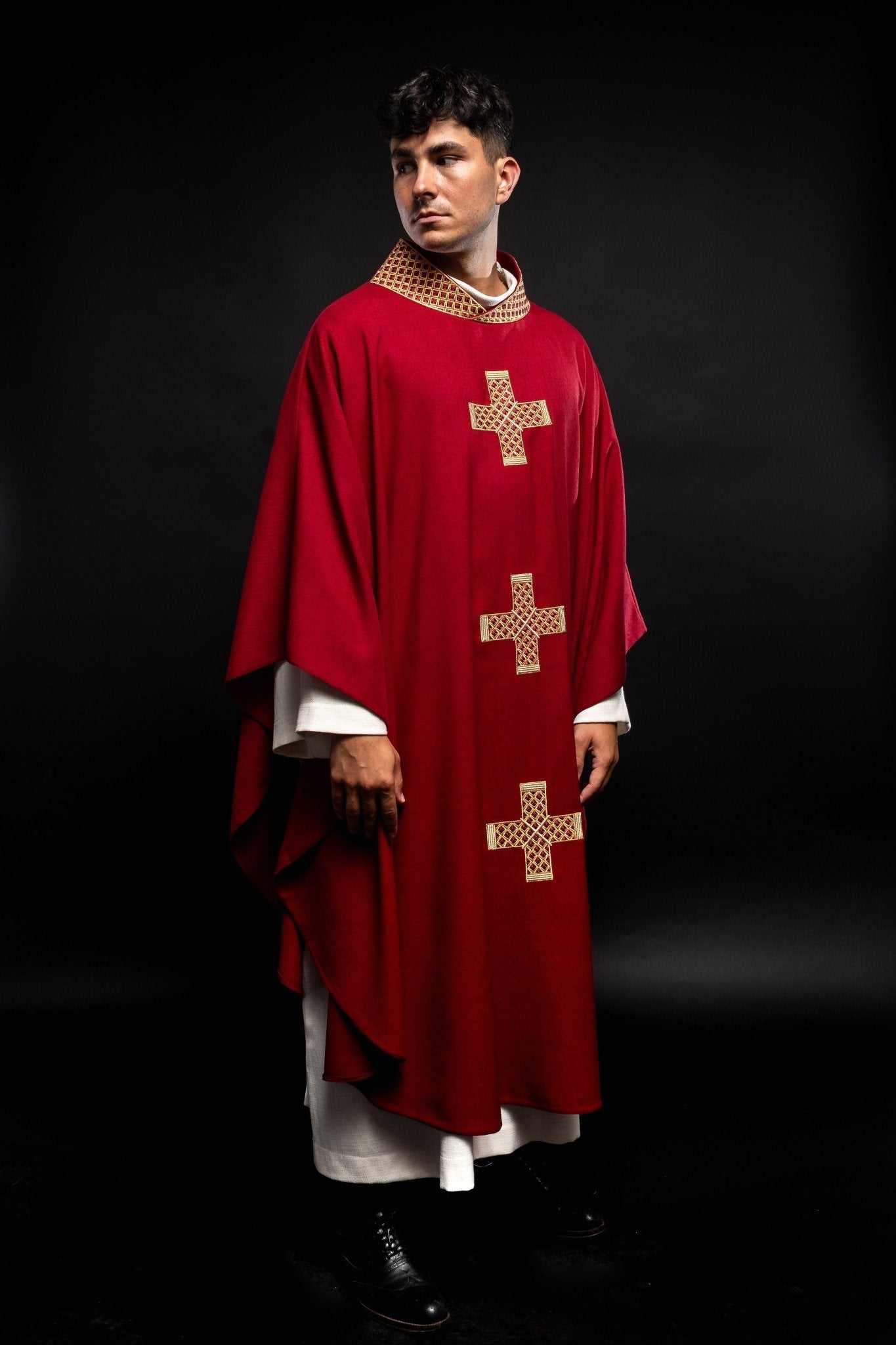 Casulla roja con cruces bordadas y cuello S - 7070 - 02 - 70 - CASULLAS.ES