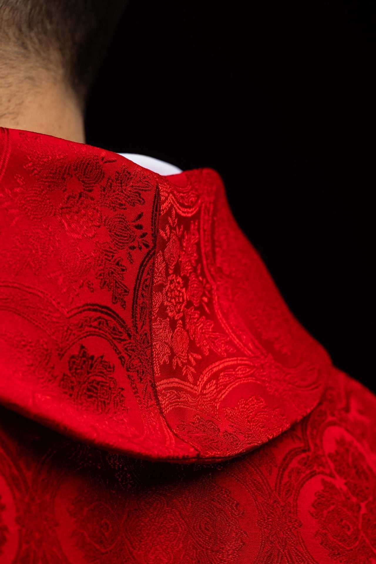 Casulla roja con cruz de tejido jacquard KOR/403/02/11 - CASULLAS.ES