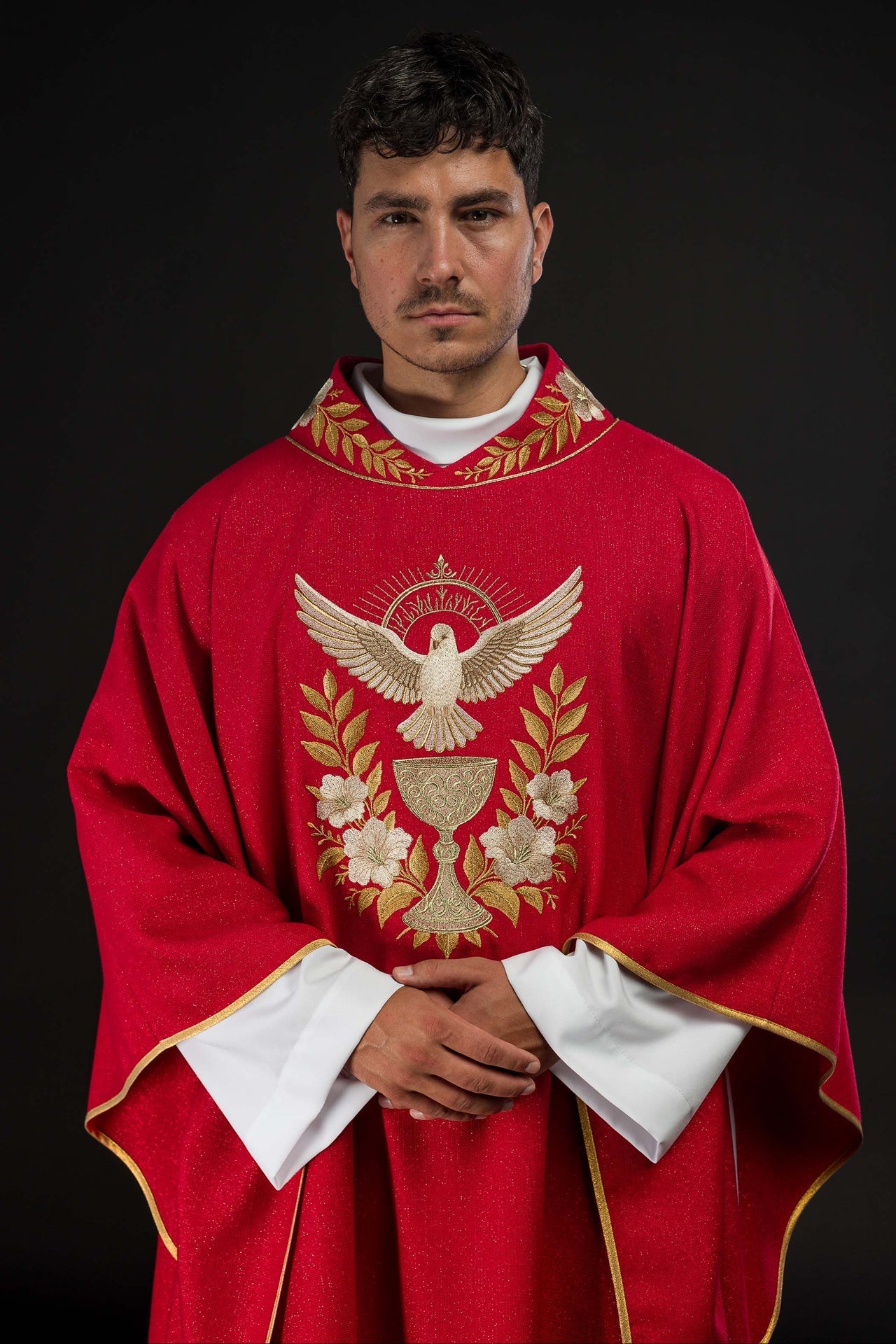 Casulla roja con cuello bordado y símbolo del Espíritu Santo LE/7046/02 - CASULLAS.ES