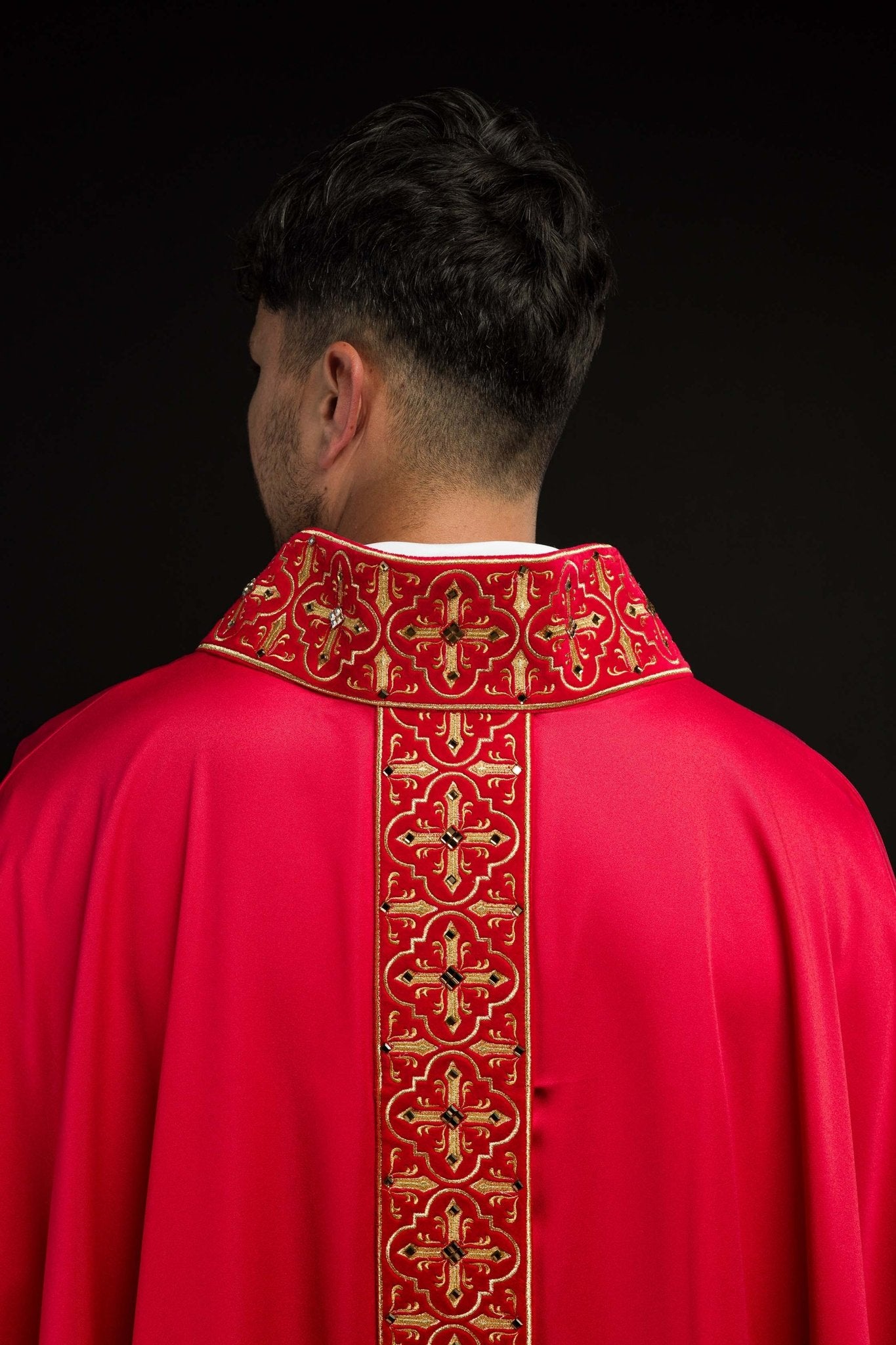 Casulla roja con galón ricamente bordado y decorado con 500 piedras LE/7004/02 - CASULLAS.ES