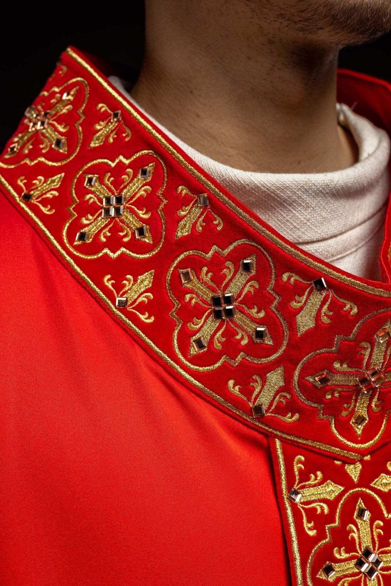 Casulla roja con galón ricamente bordado y decorado con 500 piedras LE/7104/02 - CASULLAS.ES