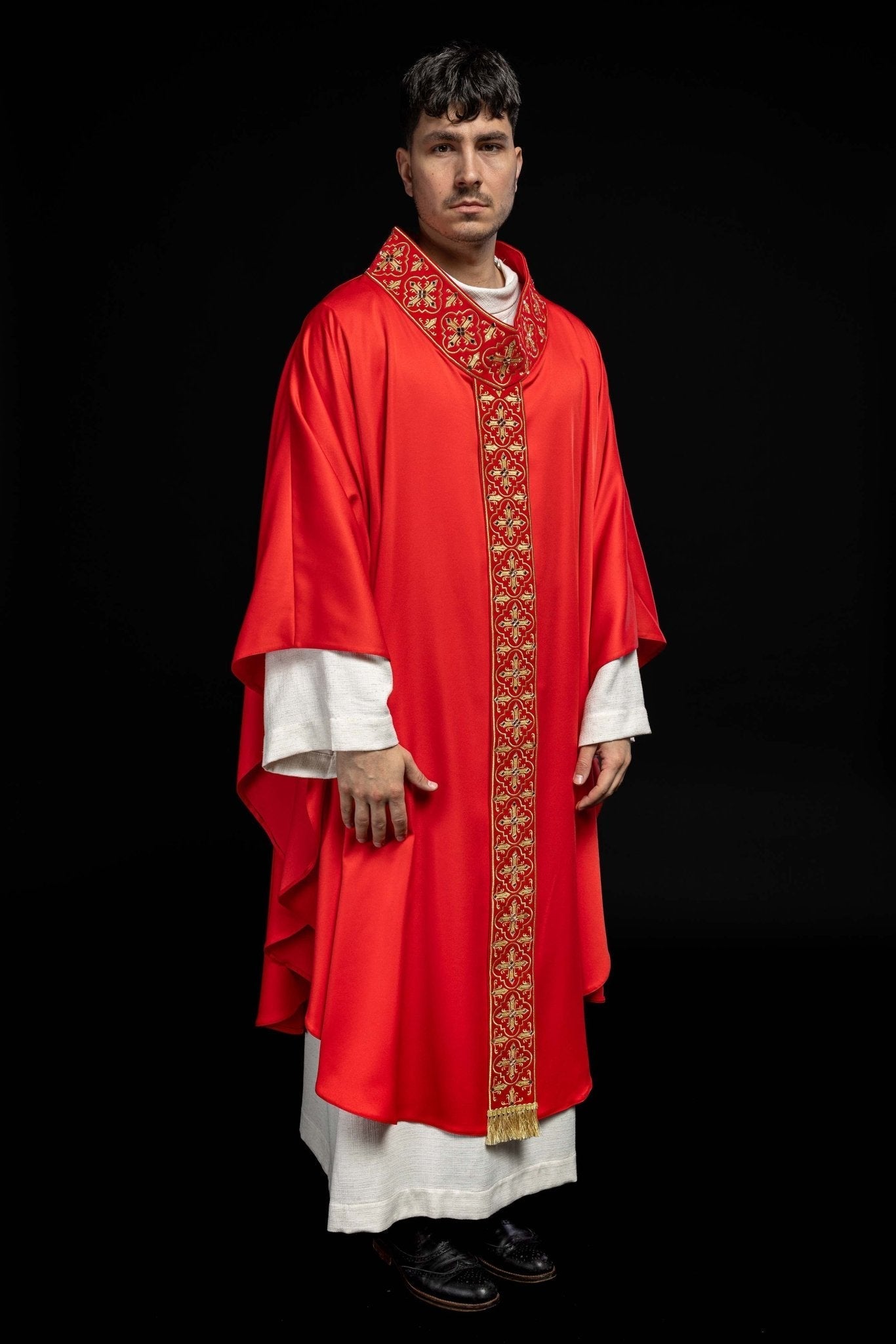 Casulla roja con galón ricamente bordado y decorado con 500 piedras LE/7104/02 - CASULLAS.ES