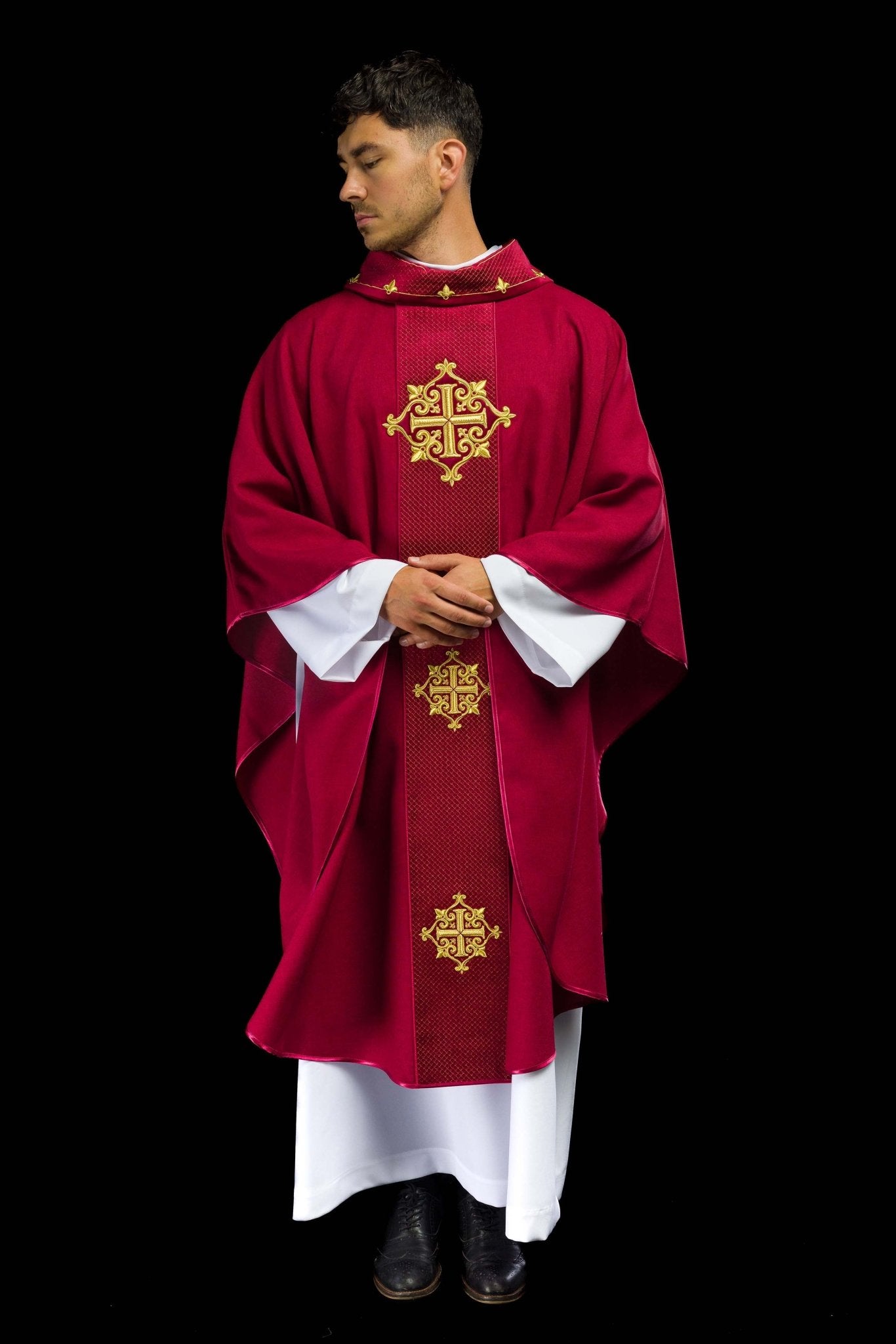 Casulla roja con galón terciopelo ricamente bordado Cruces LE/7030/02 - CASULLAS.ES