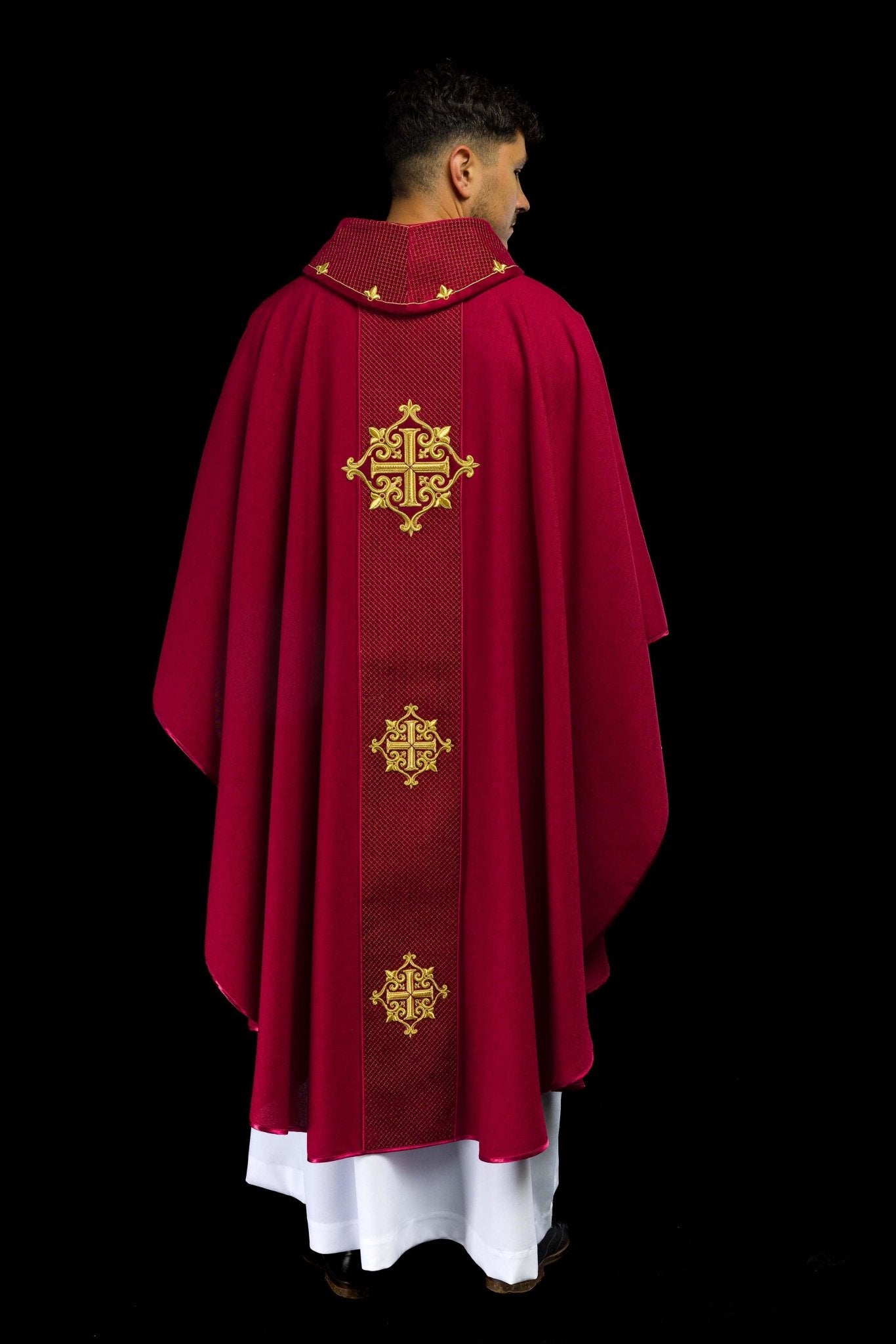 Casulla roja con galón terciopelo ricamente bordado Cruces LE/7030/02 - CASULLAS.ES