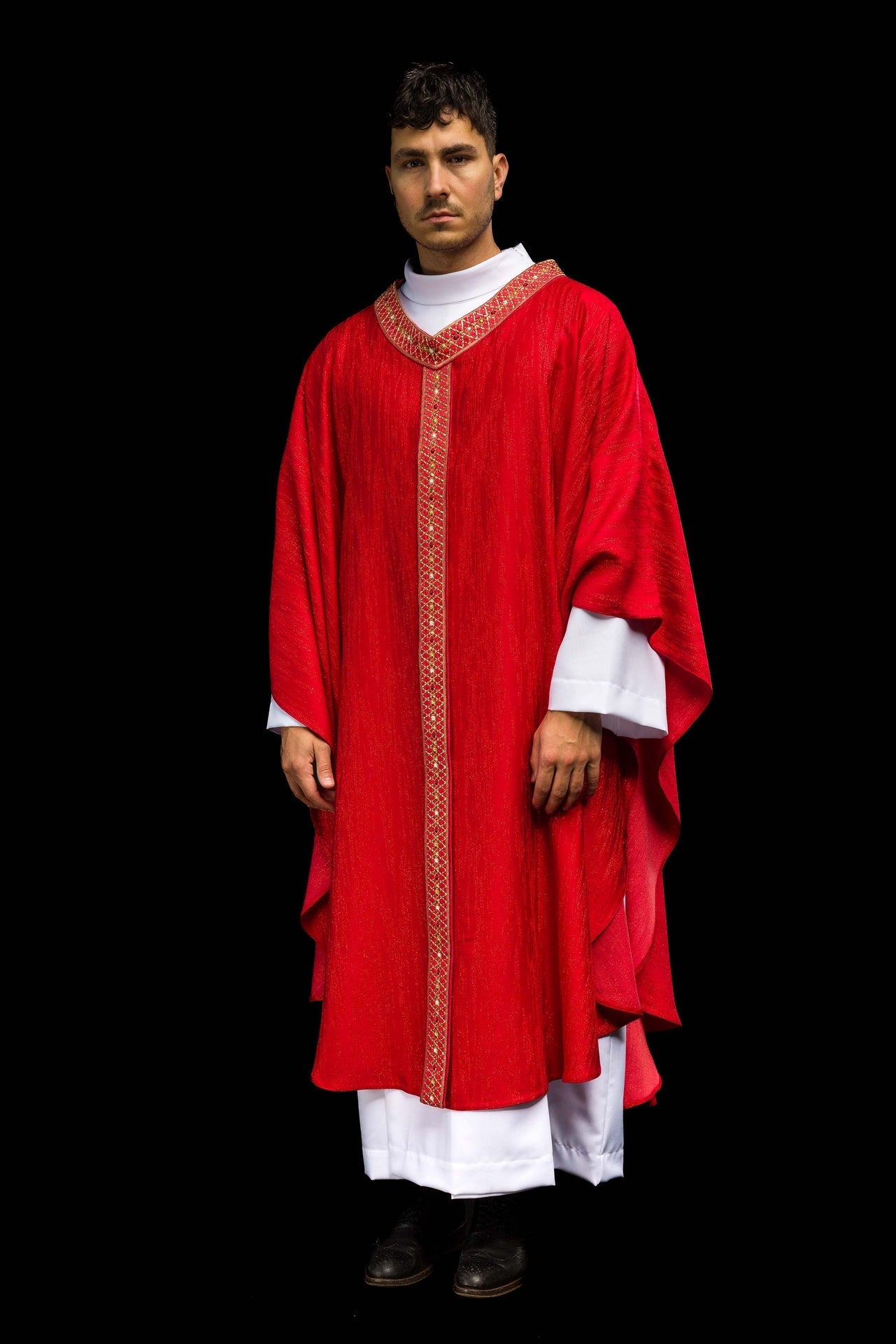 Casulla roja con galón y cuello bordados LE/7033/02 - CASULLAS.ES