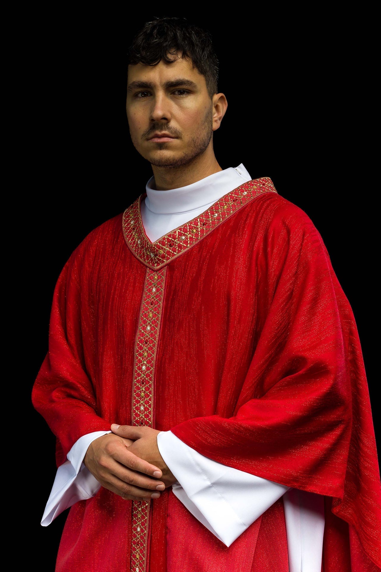 Casulla roja con galón y cuello bordados LE/7033/02 - CASULLAS.ES