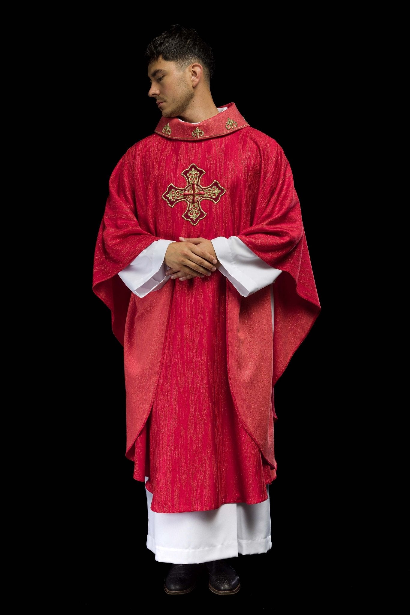 Casulla roja con motivo bordado de cruz sobre tejido decorativo LE/7036/02 - CASULLAS.ES