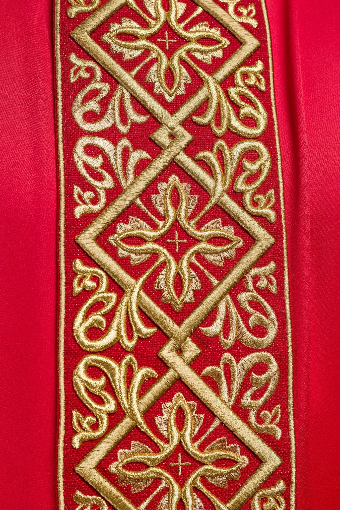 Casulla roja ricamente bordada con motivo floral y cruces LE/7027/02 - CASULLAS.ES