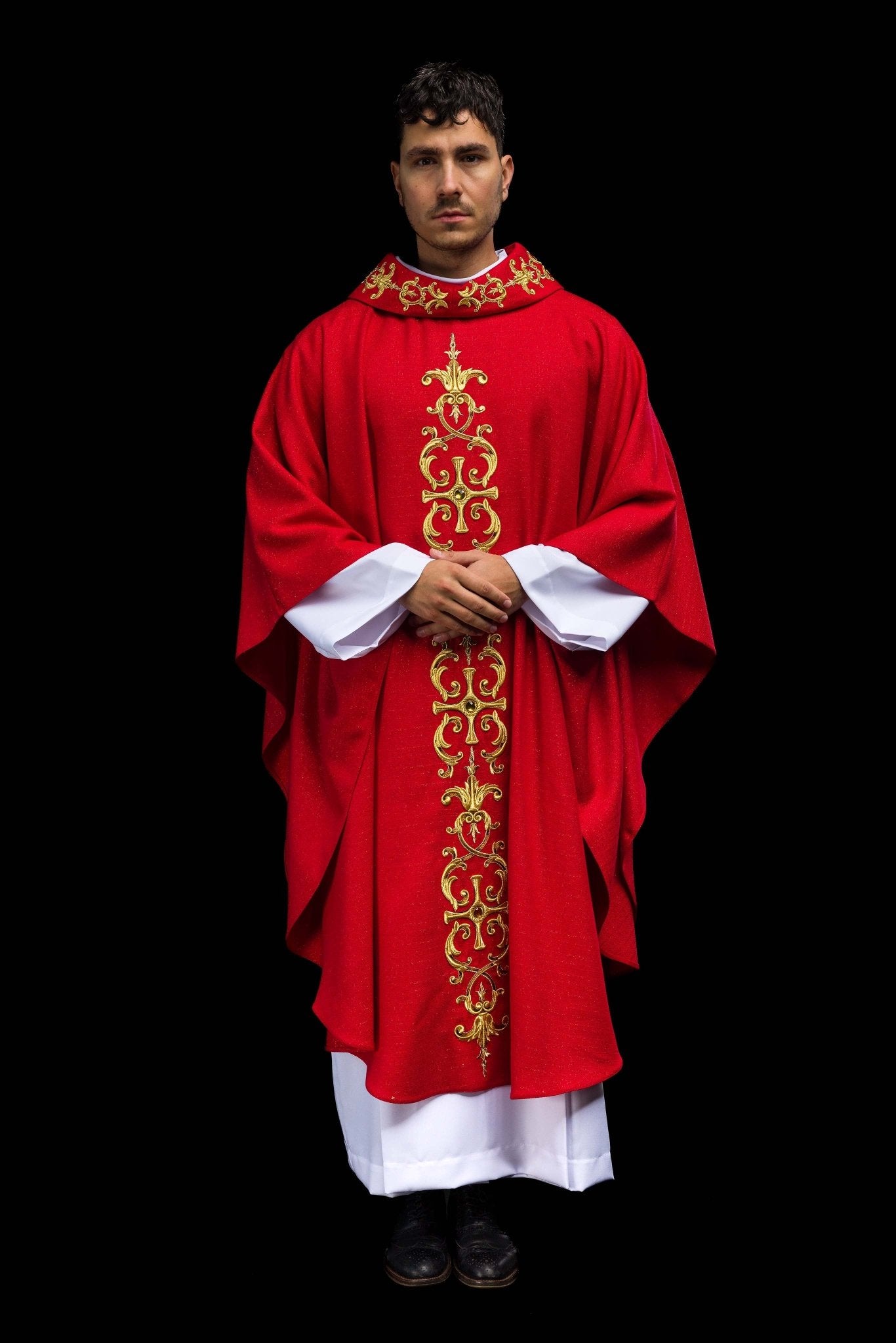 Casulla roja ricamente bordada y decorada con piedras LE/7014/02 - CASULLAS.ES