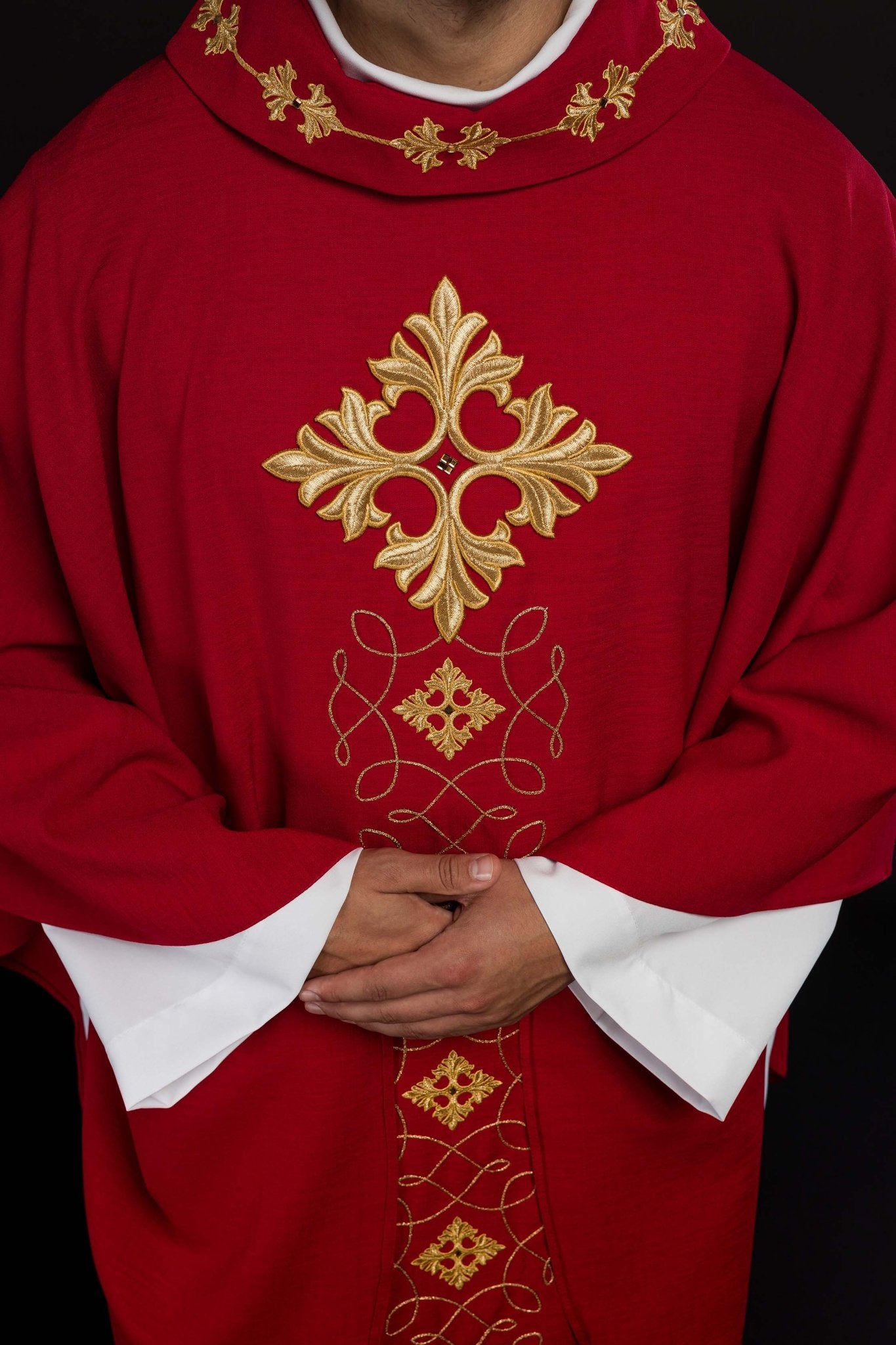 Casulla roja ricamente bordada y decorada con piedras LE/7018/02 - CASULLAS.ES