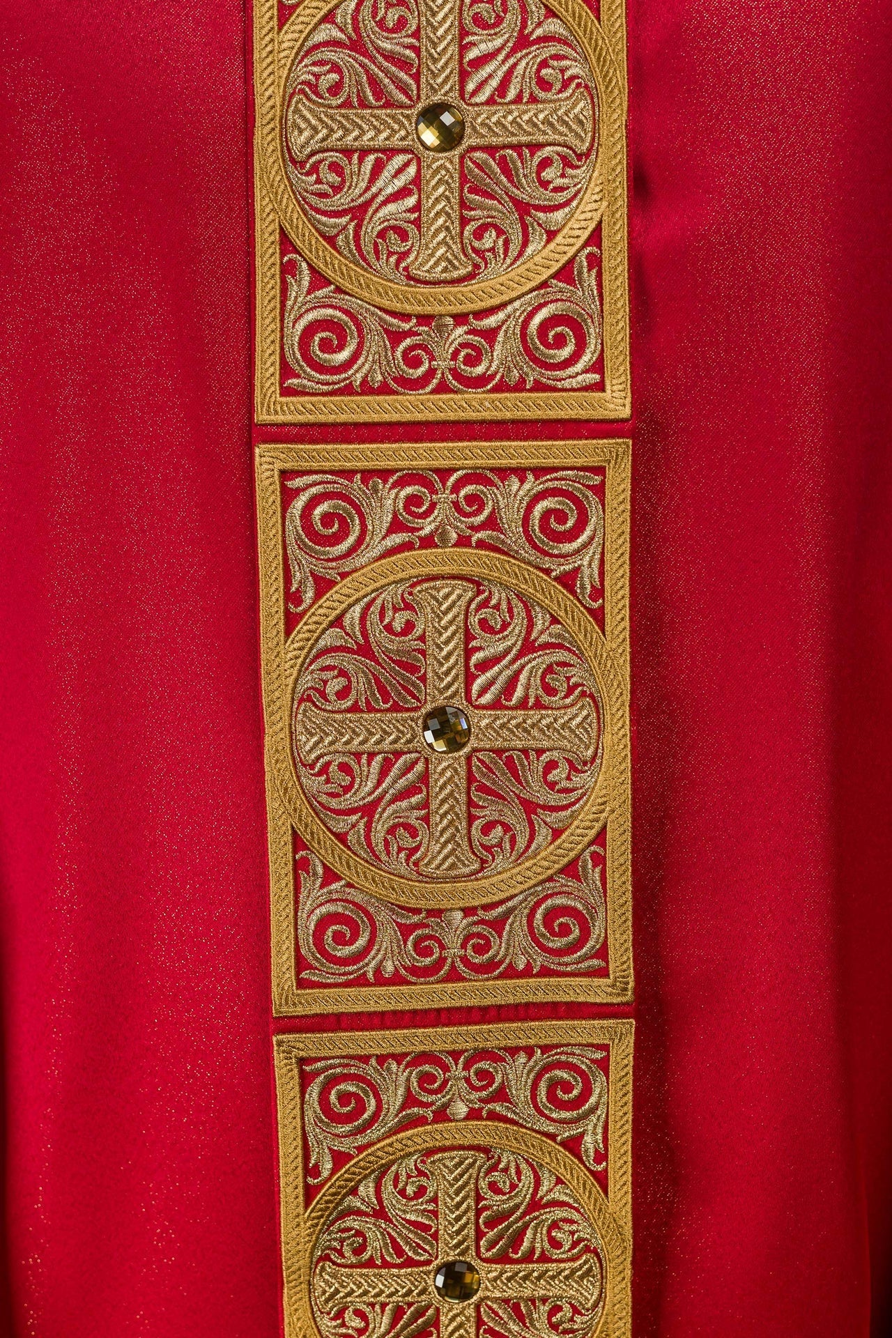 Casulla roja ricamente bordada y decorada con piedras LE/7012/02 - CASULLAS.ES