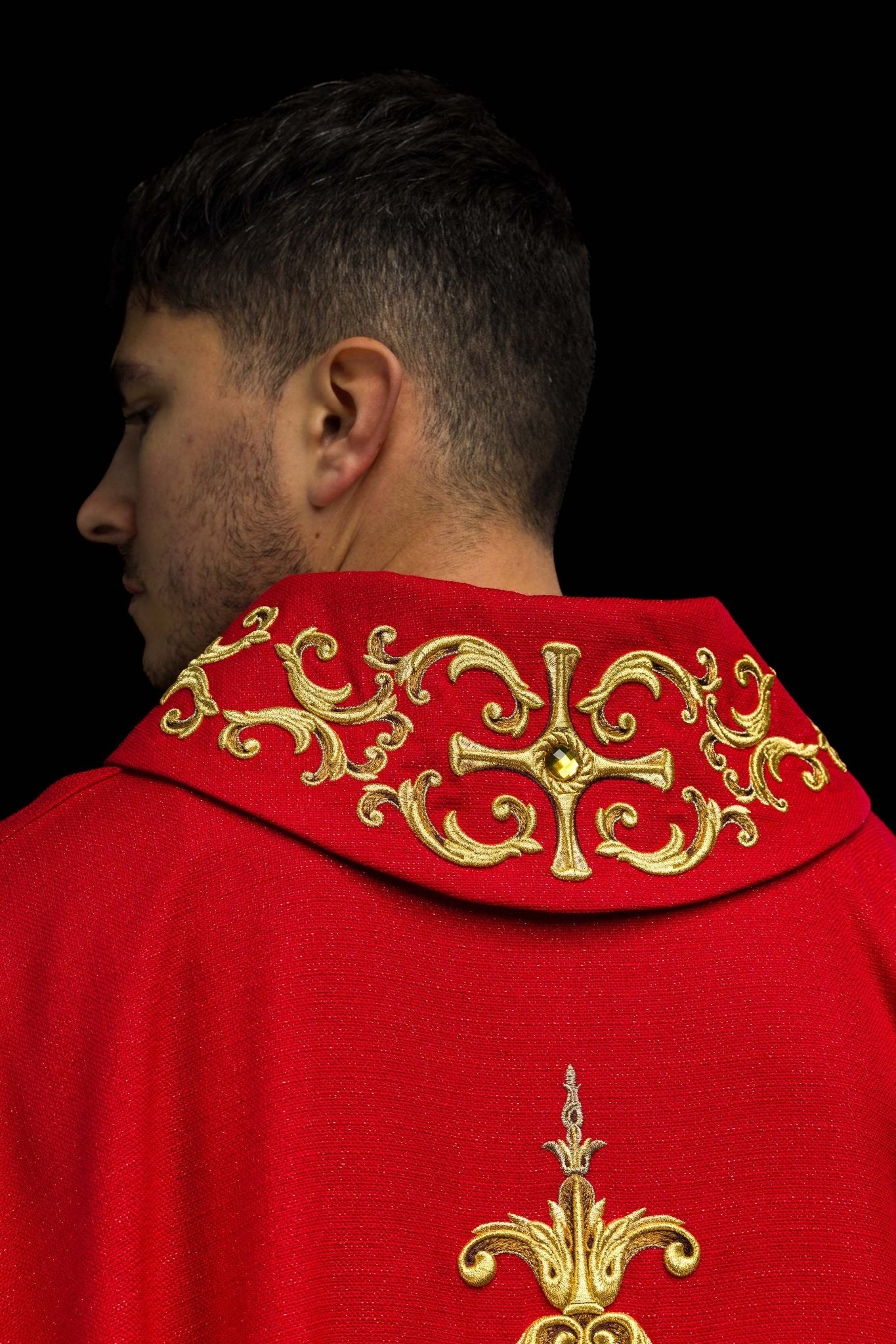 Casulla roja ricamente bordada y decorada con piedras LE/7014/02 - CASULLAS.ES