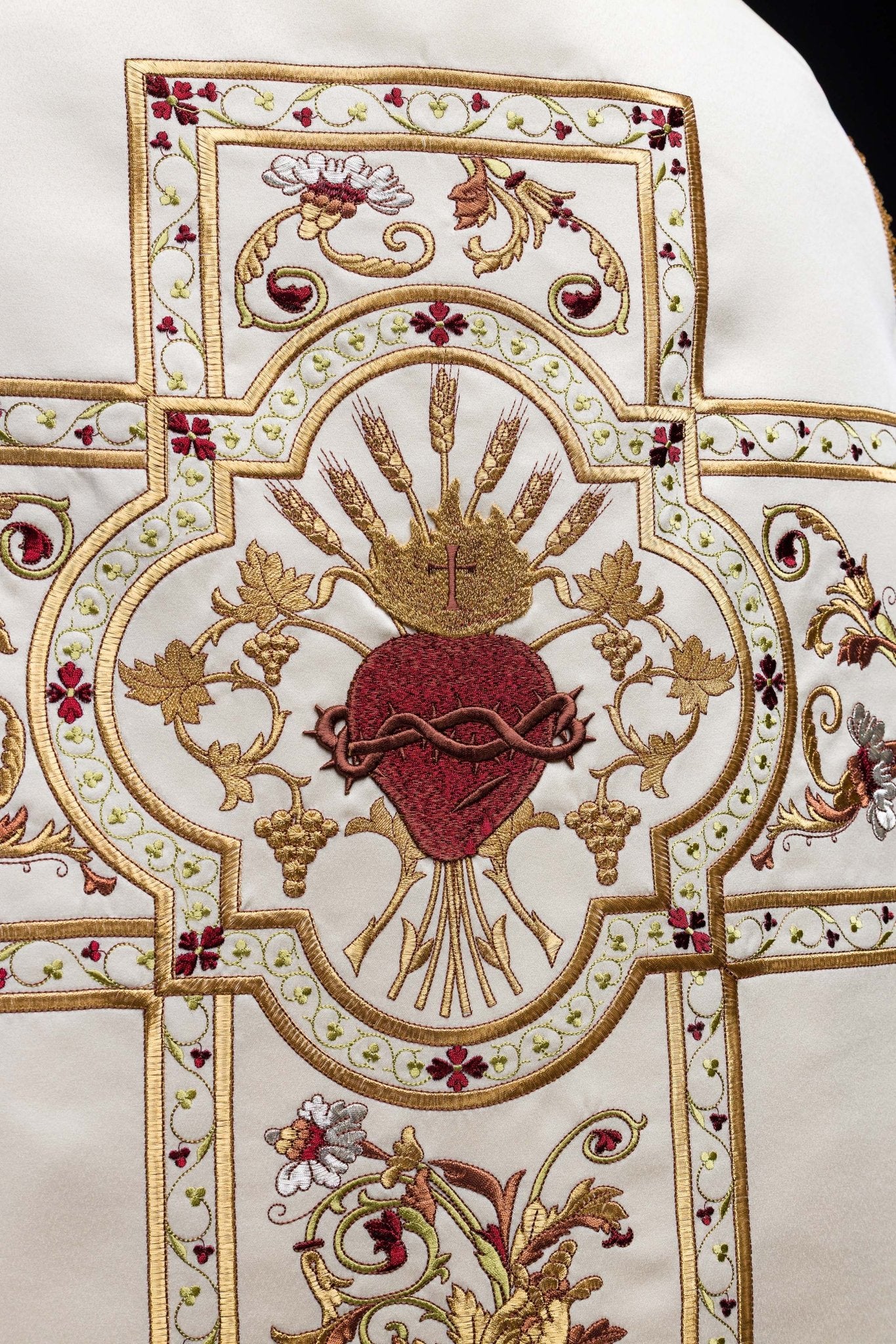 Casulla romana marfil bordada con motivo del Corazón de Jesucristo KOR/199/05/20 - CASULLAS.ES