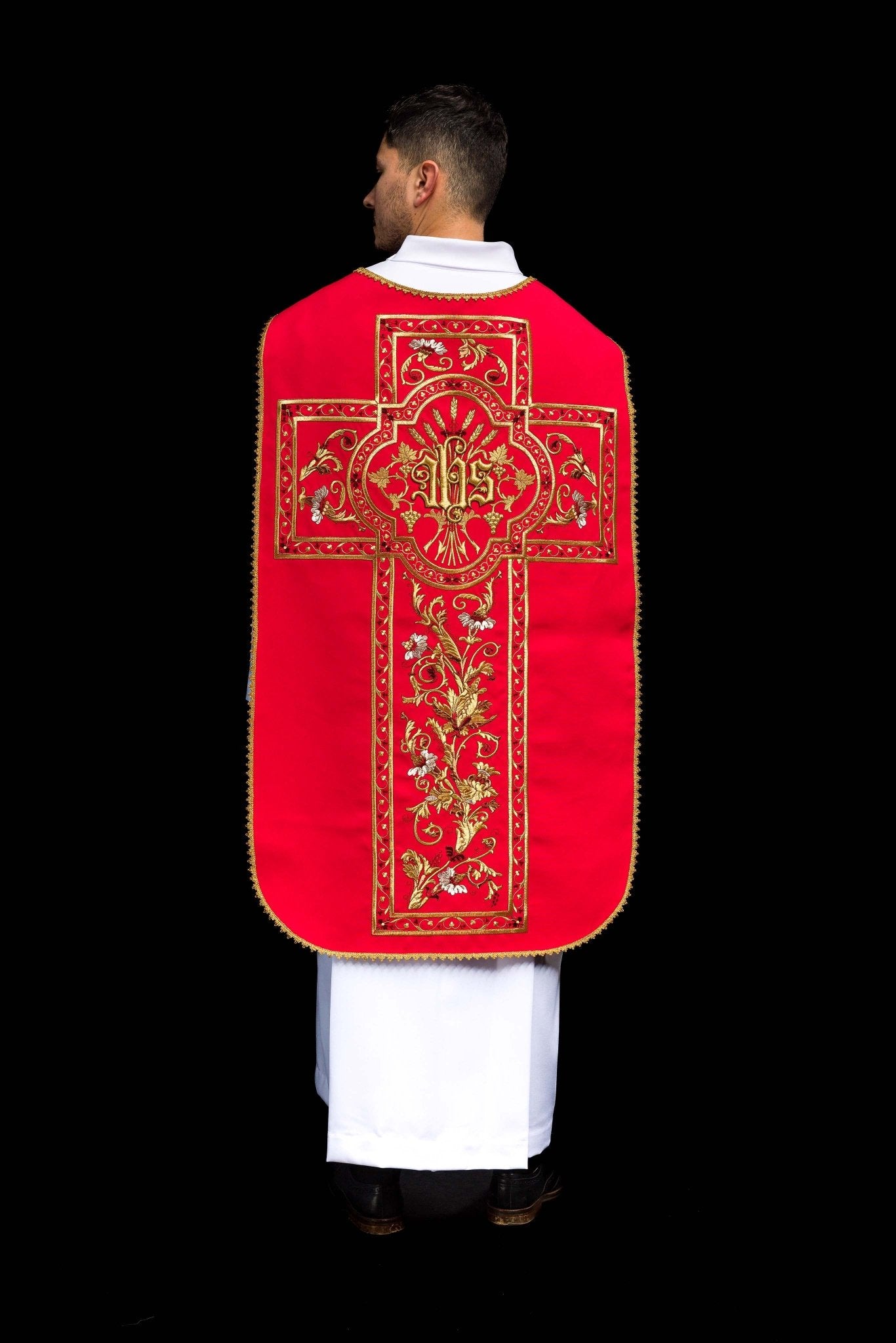 Casulla romana roja bordada con motivo IHS KOR/200/02/01 CZERWONY - CASULLAS.ES