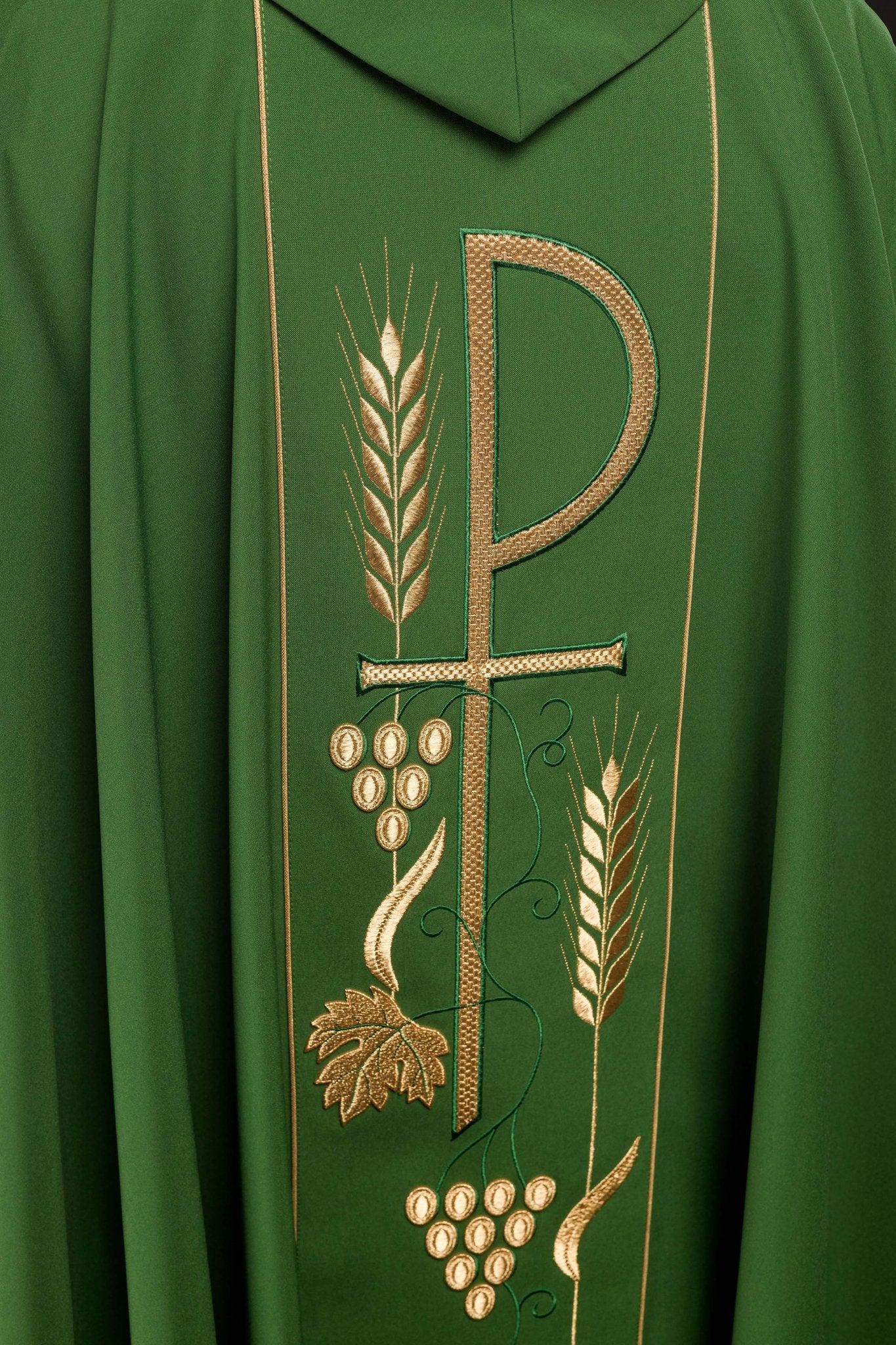 Casulla verde con bordado cáliz e IHS KOR/001/01/01 ZIELONY - CASULLAS.ES