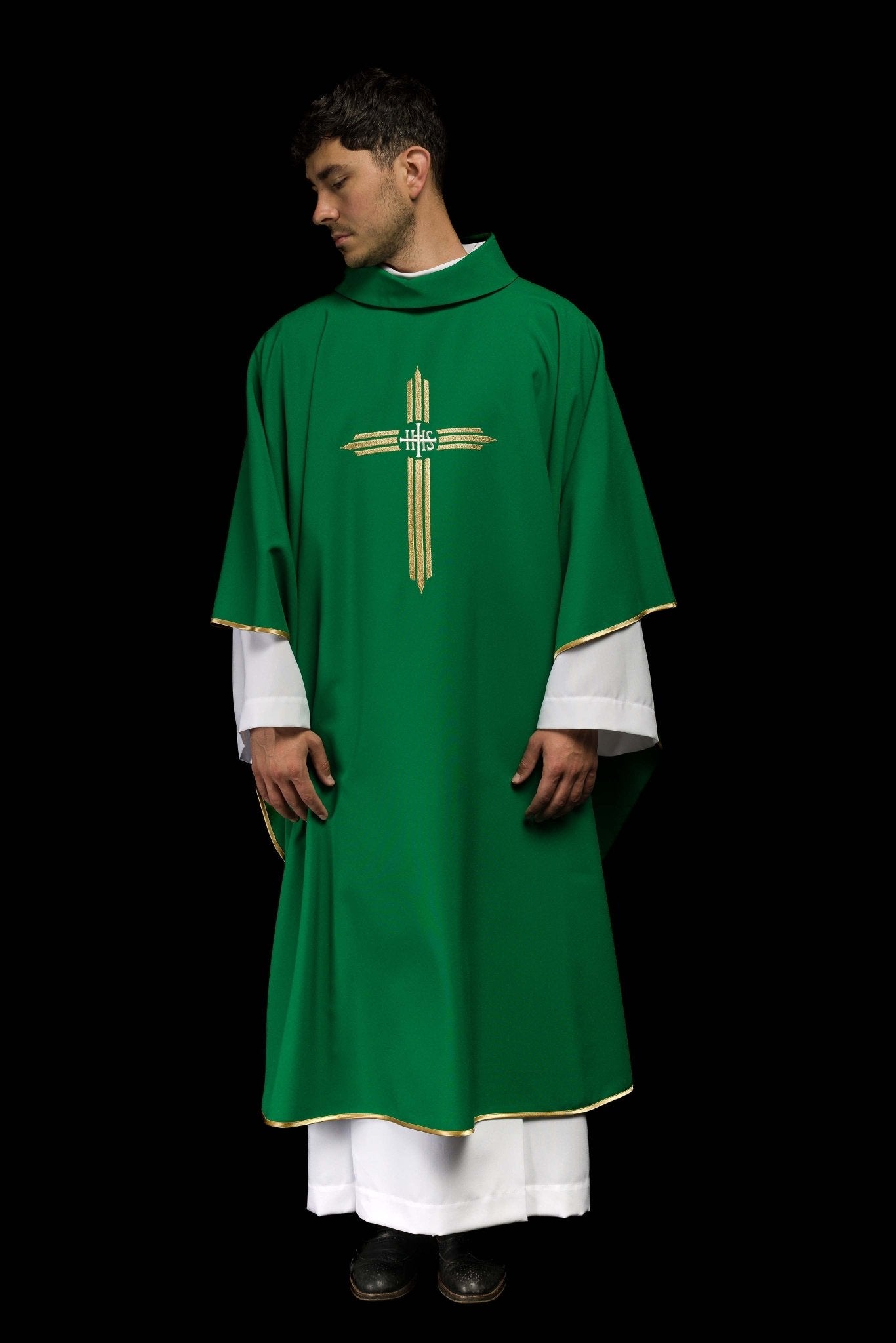 Casulla verde con bordado Cruz IHS KOR/017/01/12 ZIELONY - CASULLAS.ES
