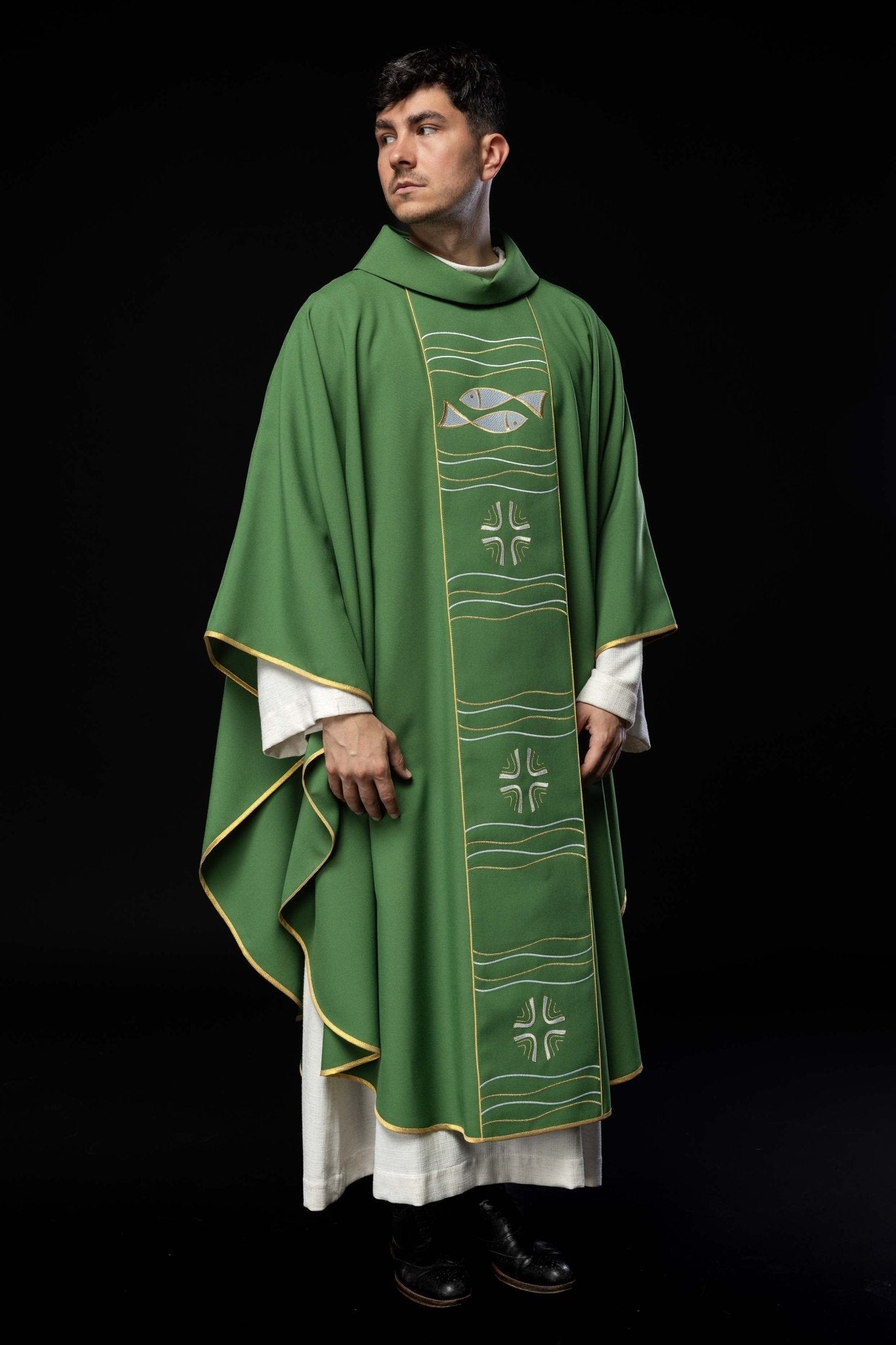 Casulla verde con bordado Cruz y Pez KOR/213/01/01 ZIELONY - CASULLAS.ES