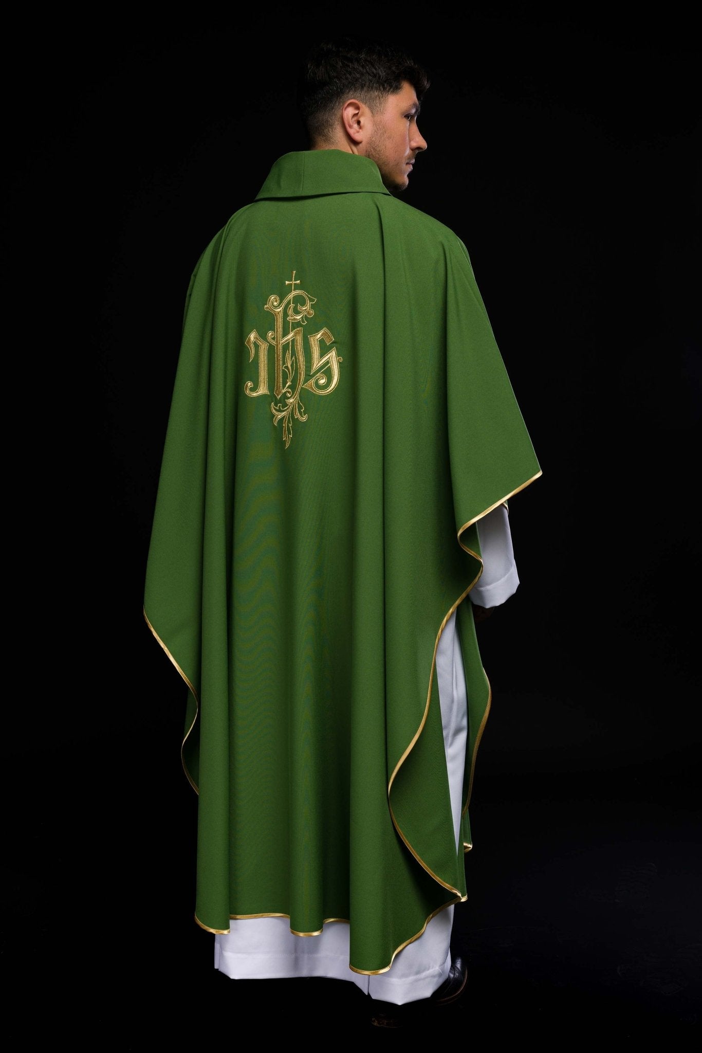 Casulla verde con bordado dorado IHS KOR/032/01/12 ZIELONY - CASULLAS.ES