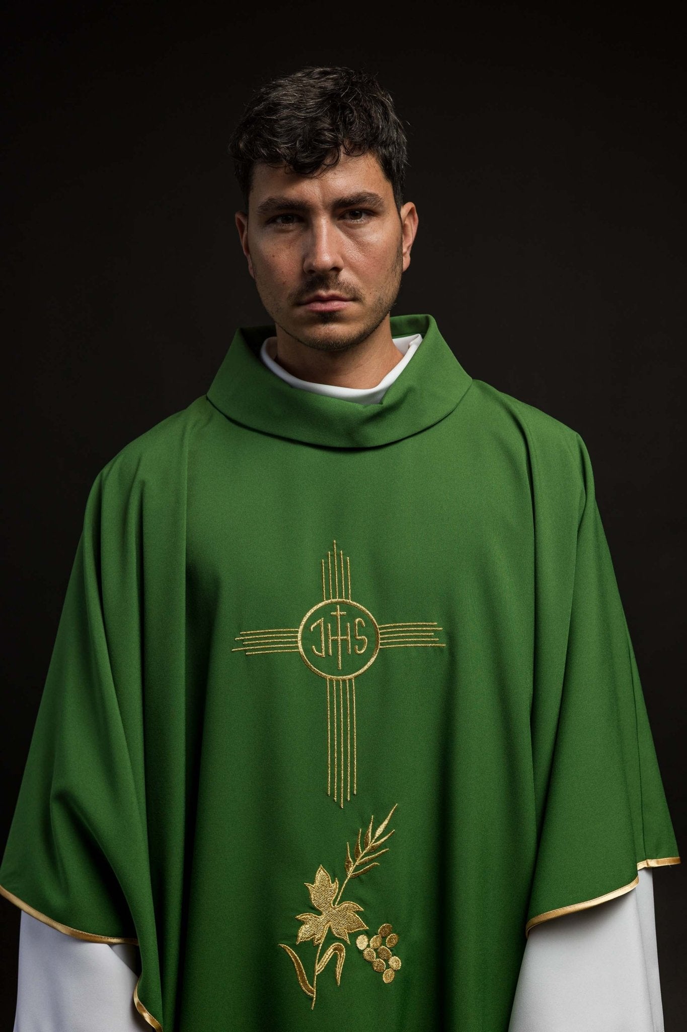 Casulla verde con bordado IHS KOR/003/01/12 ZIELONY - CASULLAS.ES