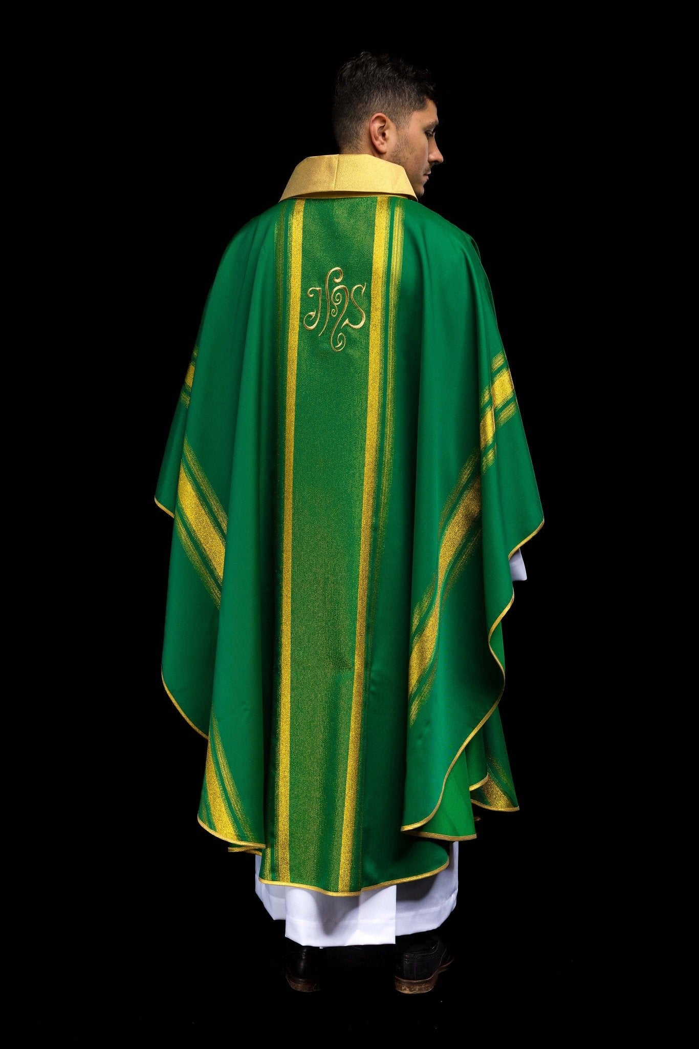 Casulla verde con bordado IHS y rayas dorada KOR/183/01/27 ZIELONY - CASULLAS.ES