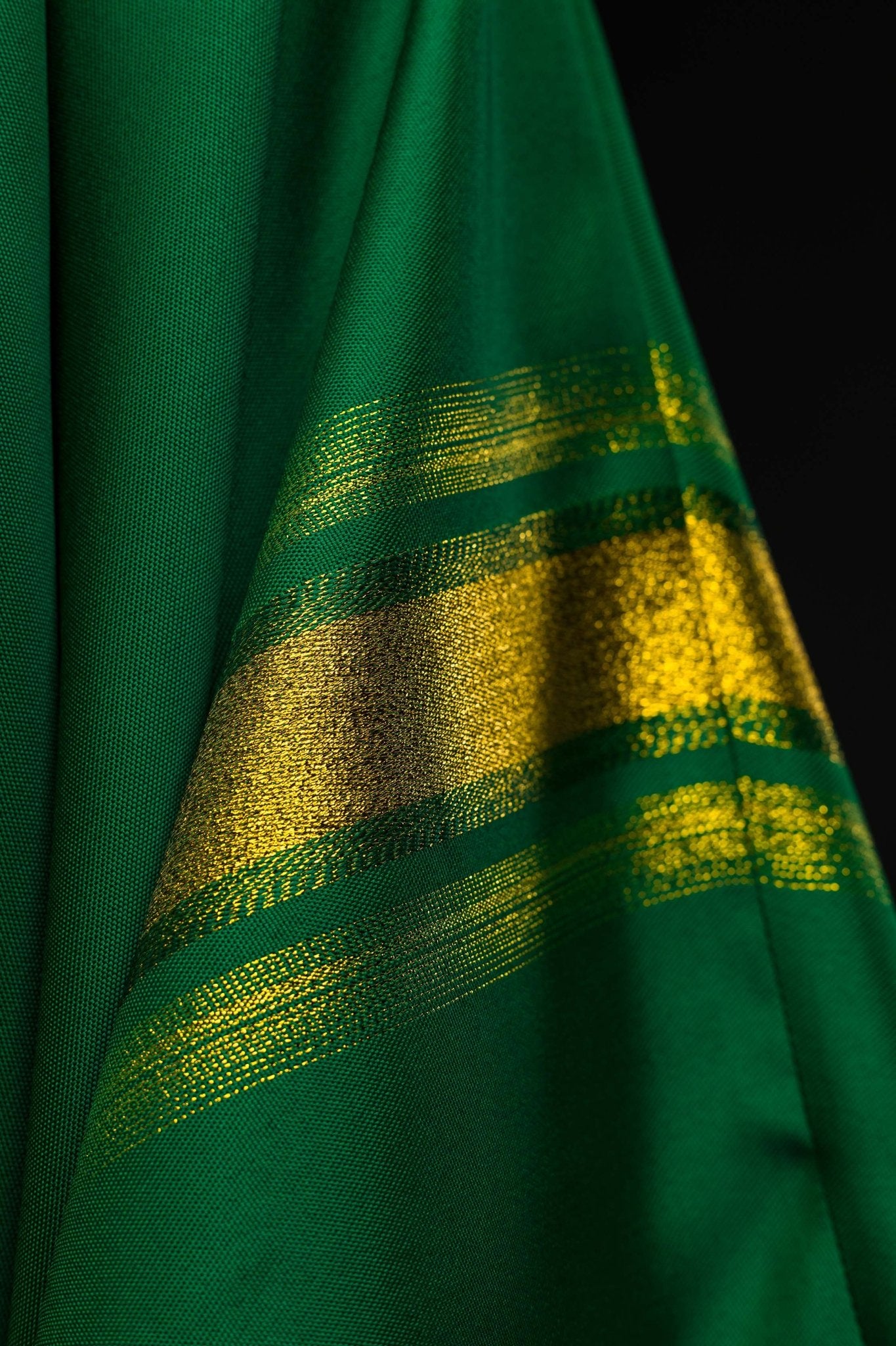 Casulla verde con bordado IHS y rayas dorada KOR/183/01/27 ZIELONY - CASULLAS.ES