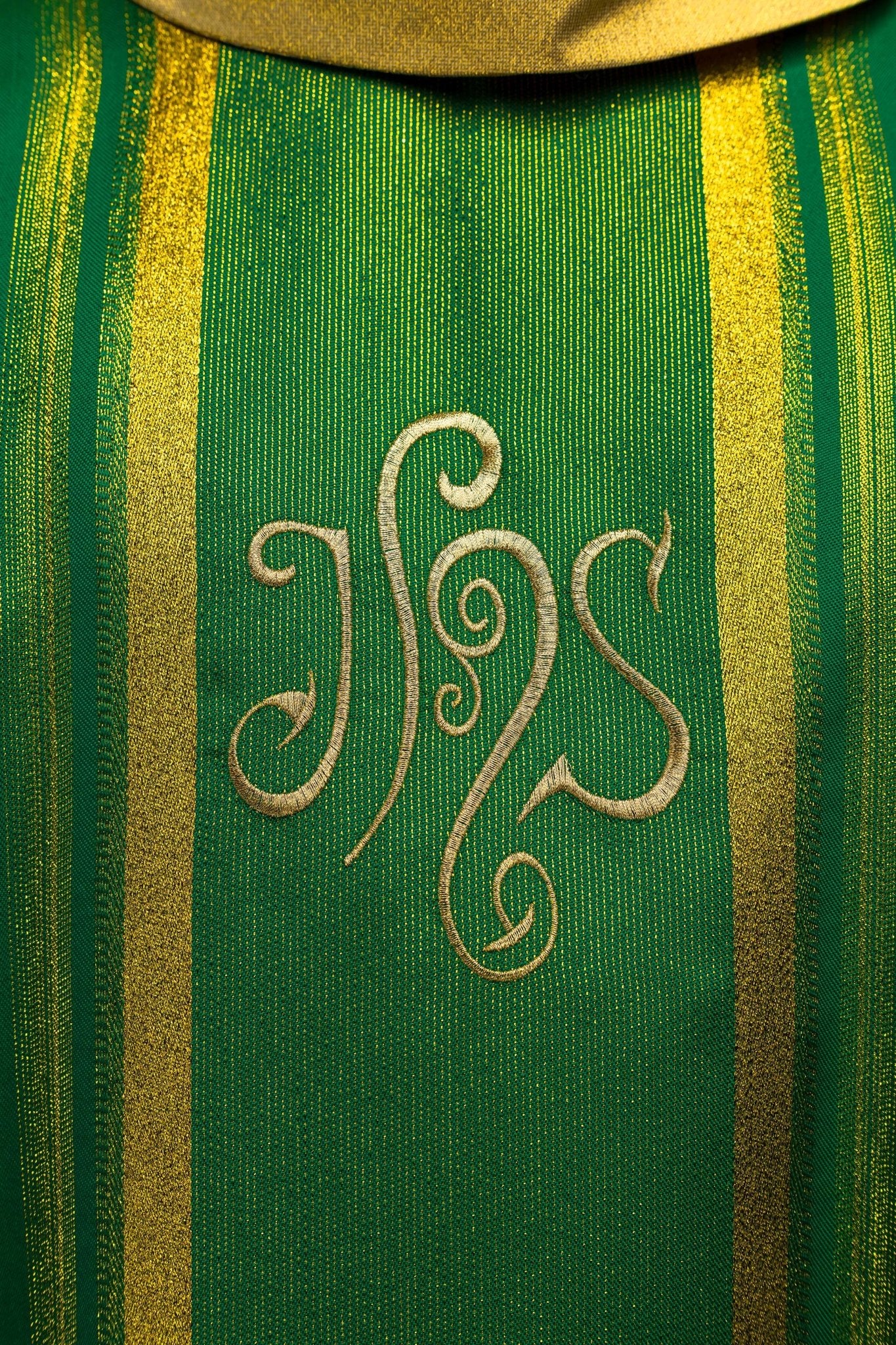 Casulla verde con bordado IHS y rayas dorada KOR/183/01/27 ZIELONY - CASULLAS.ES