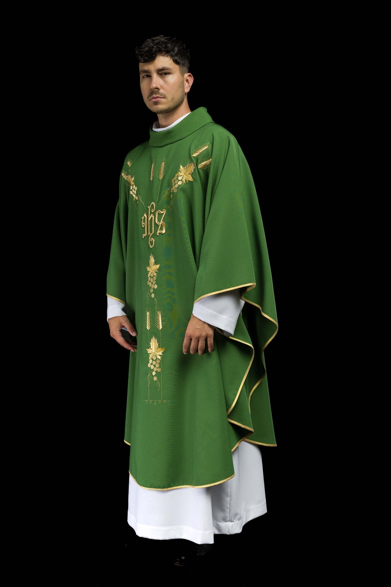 Casulla verde con bordado IHS y uvas KOR/057/01/01 ZIELONY - CASULLAS.ES