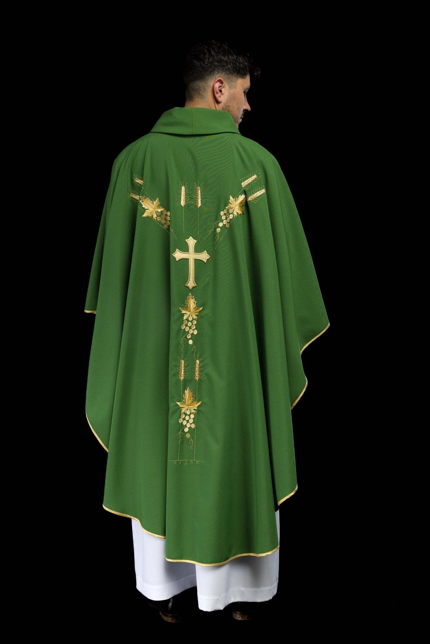 Casulla verde con bordado IHS y uvas KOR/057/01/01 ZIELONY - CASULLAS.ES
