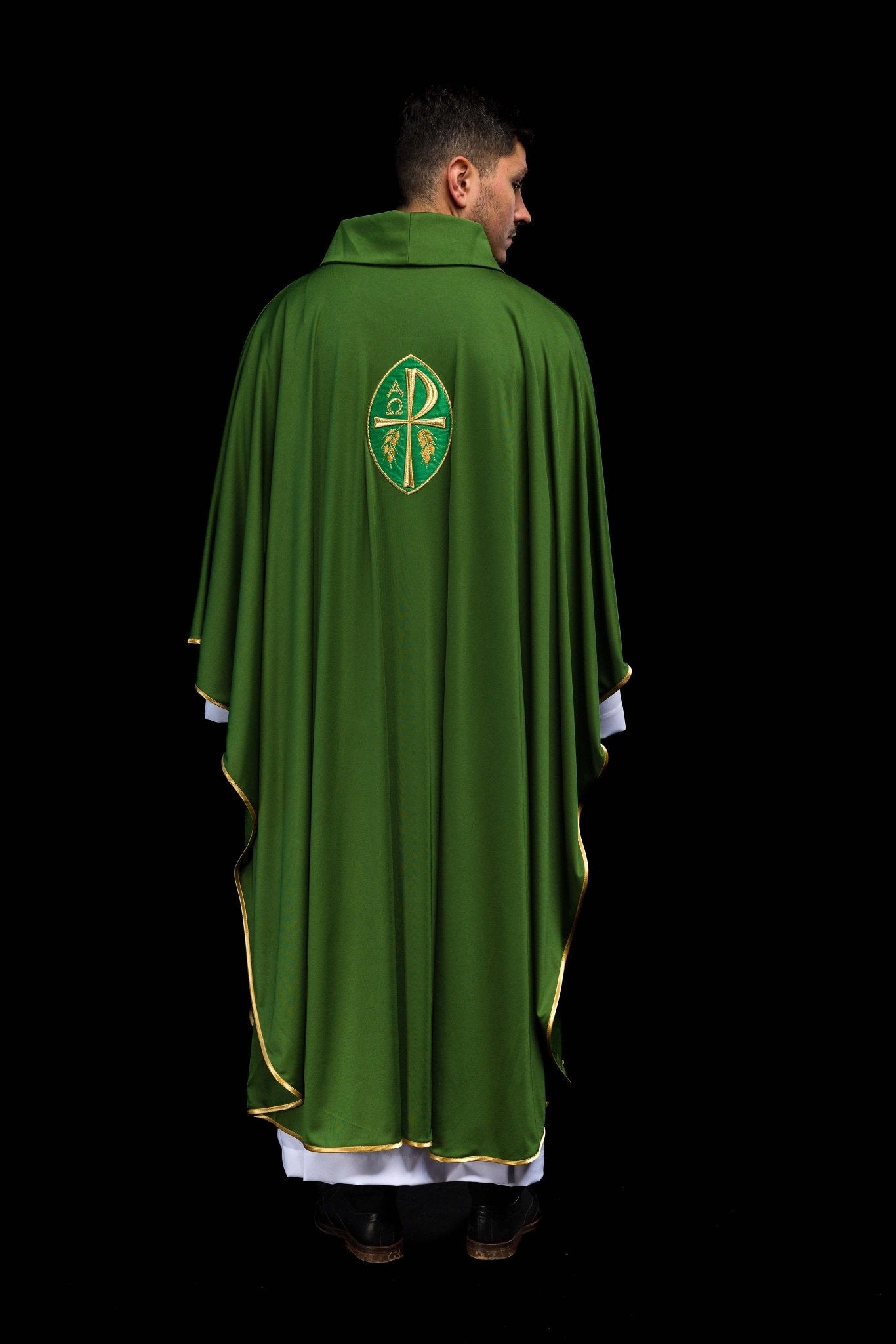 Casulla verde con bordado PAX alfa y omega; tejido de punto KOR/387/01/78 - CASULLAS.ES