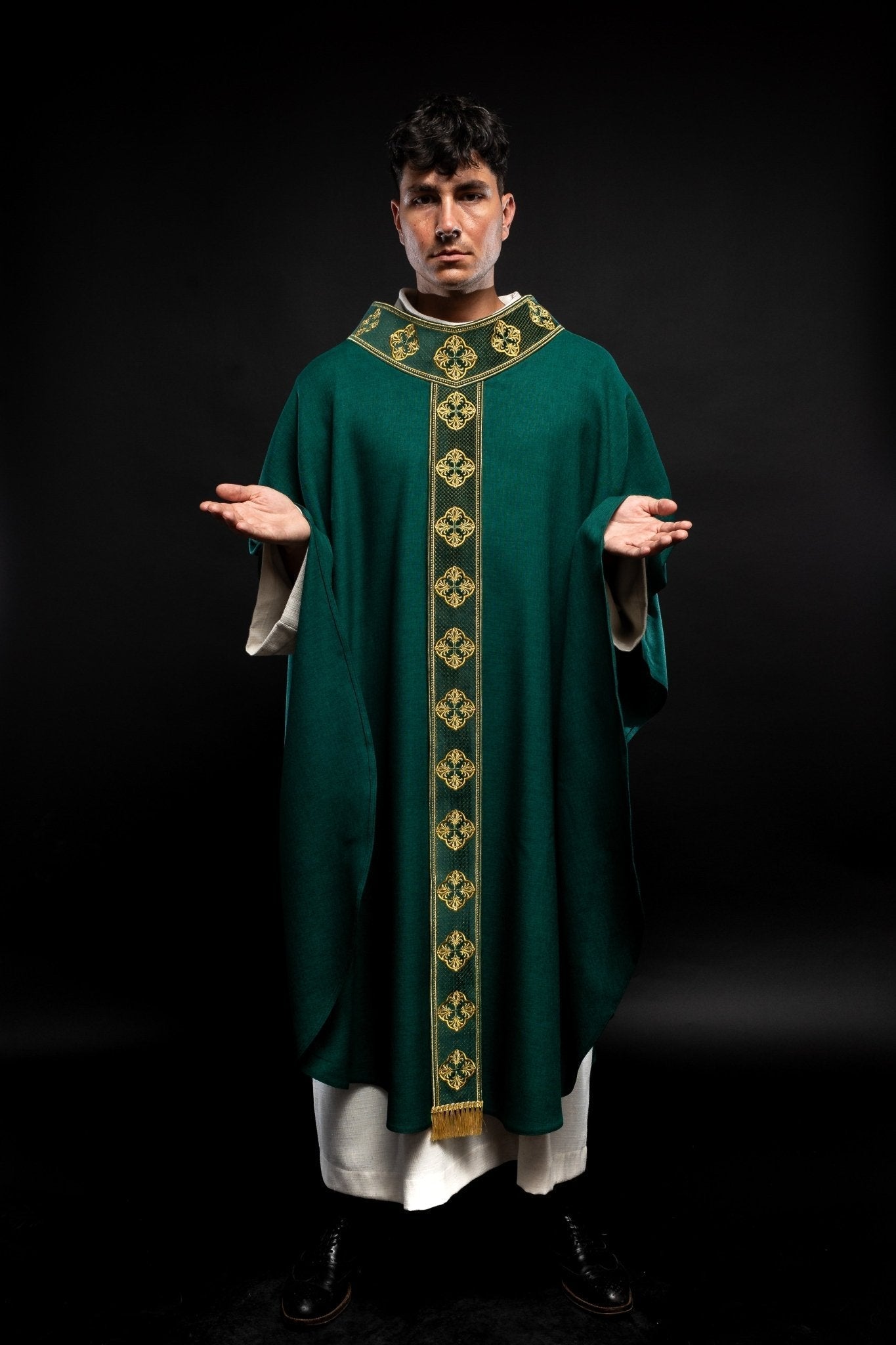 Casulla verde con cinturón bordado con cruces y cuello S - 7069 - 01 - 70 - CASULLAS.ES