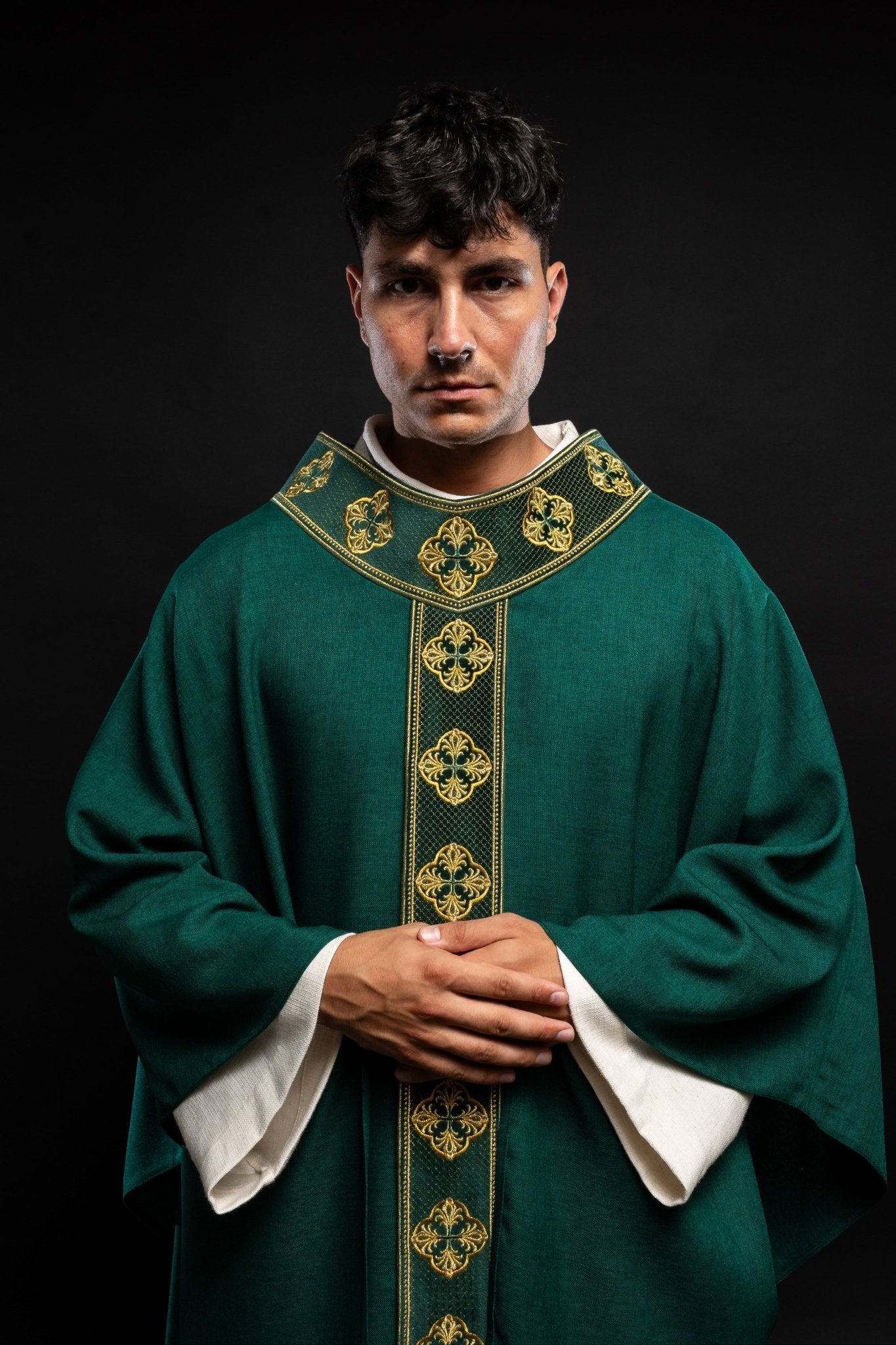 Casulla verde con cinturón bordado con cruces y cuello S - 7069 - 01 - 70 - CASULLAS.ES