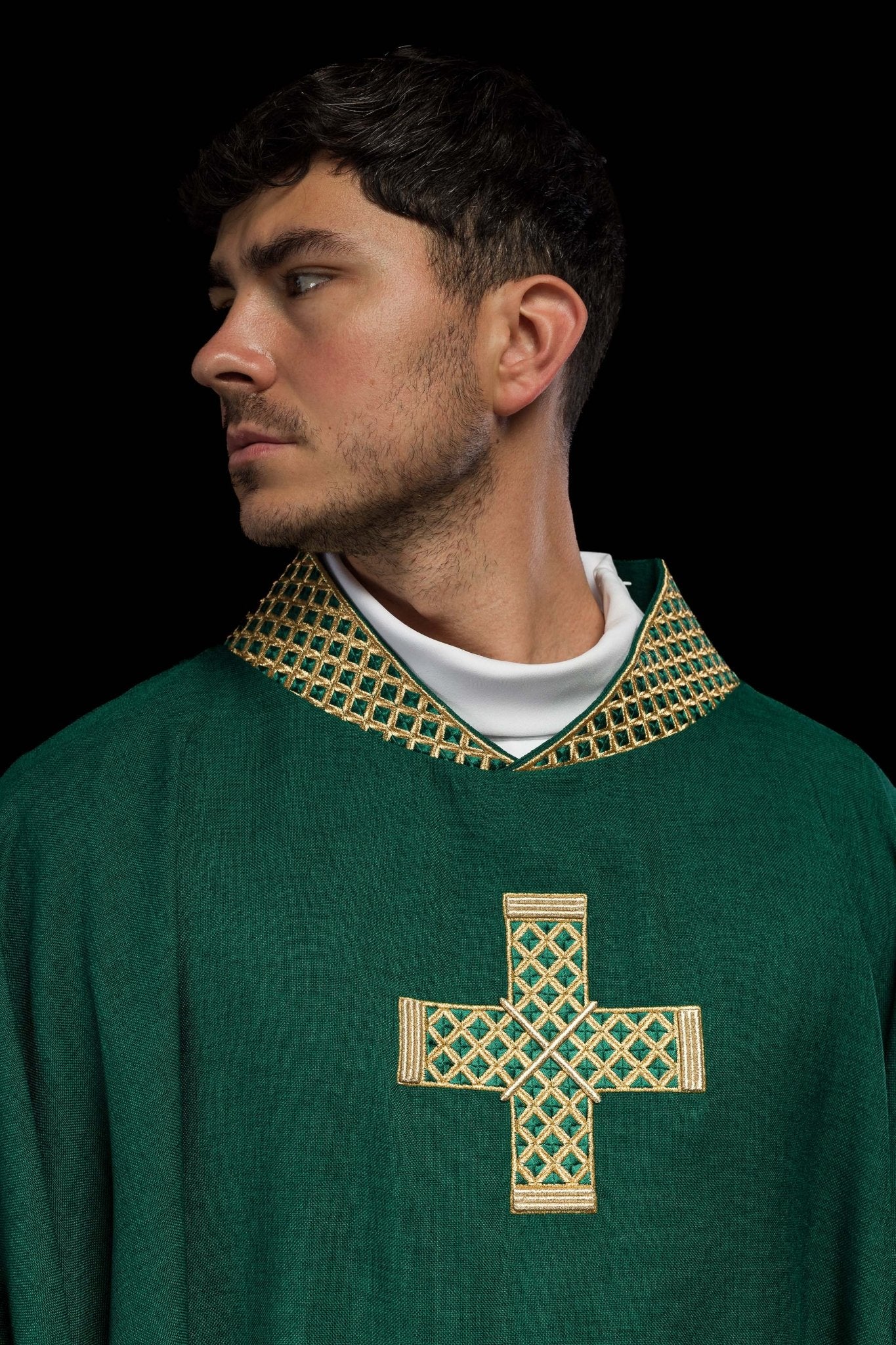 Casulla verde con cruces y cuello bordados en oro S-7070-01-70 - CASULLAS.ES