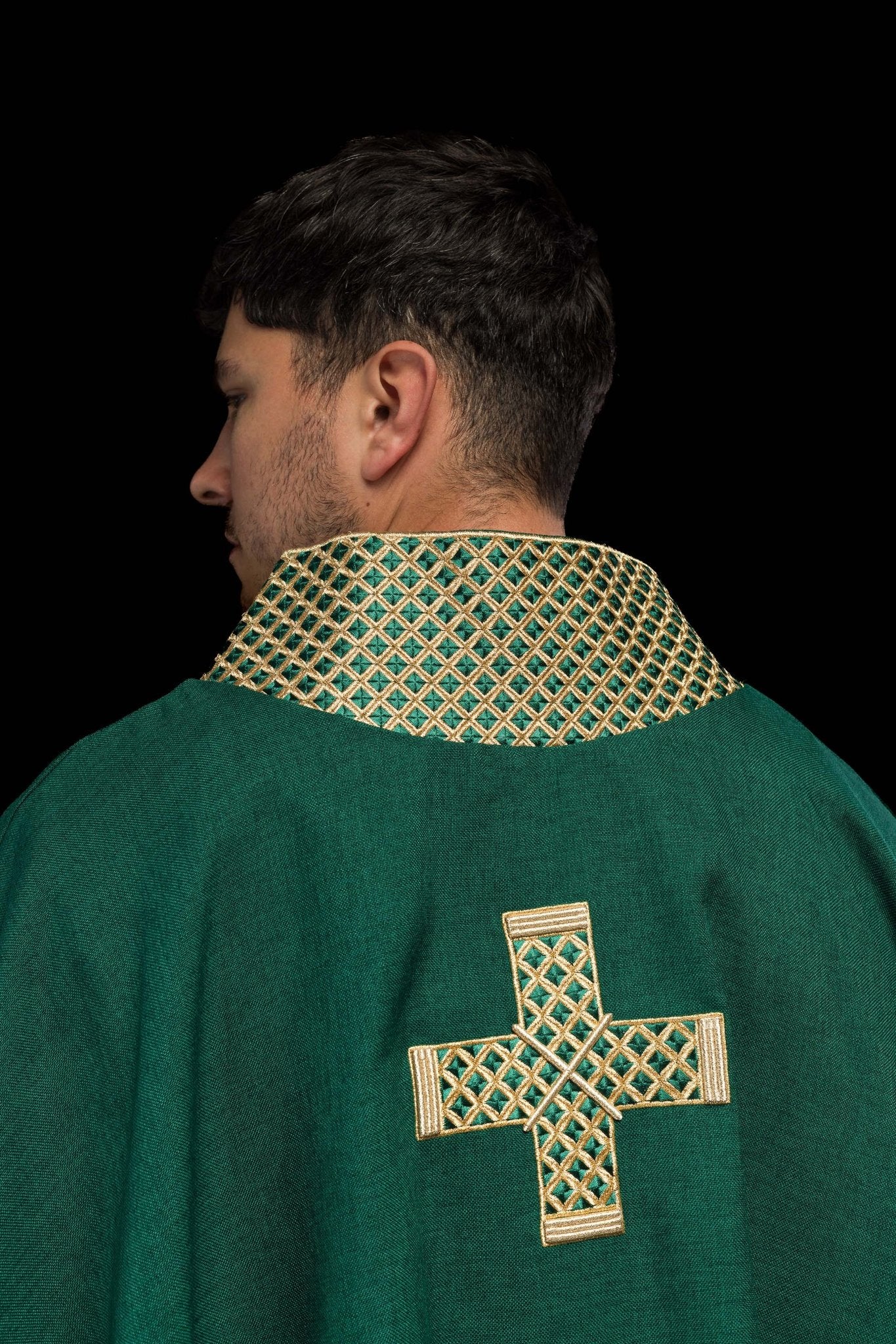 Casulla verde con cruces y cuello bordados en oro S-7070-01-70 - CASULLAS.ES