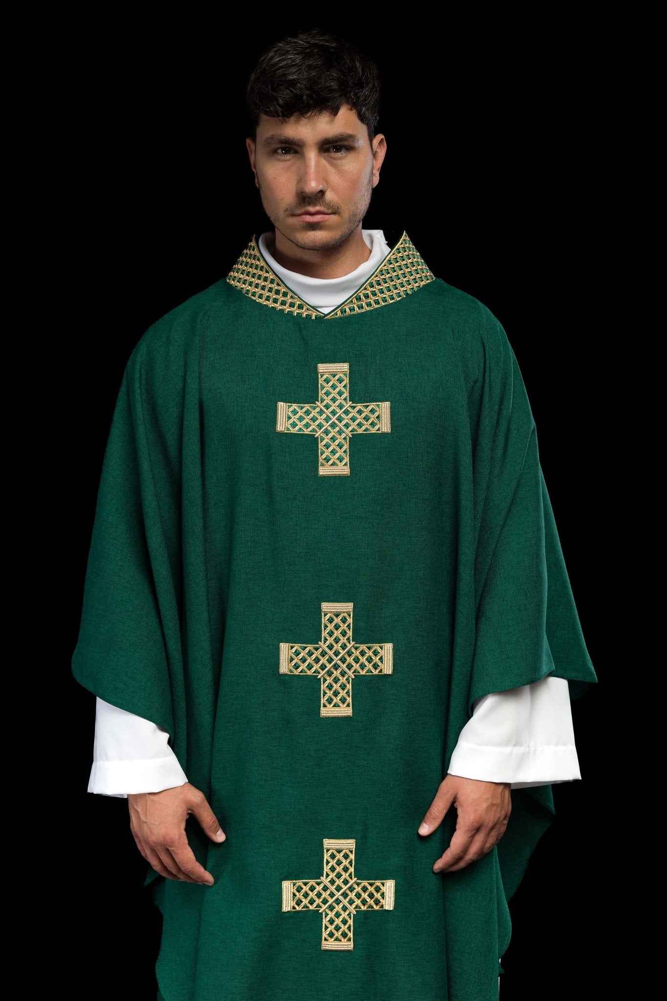 Casulla verde con cruces y cuello bordados en oro S-7070-01-70 - CASULLAS.ES