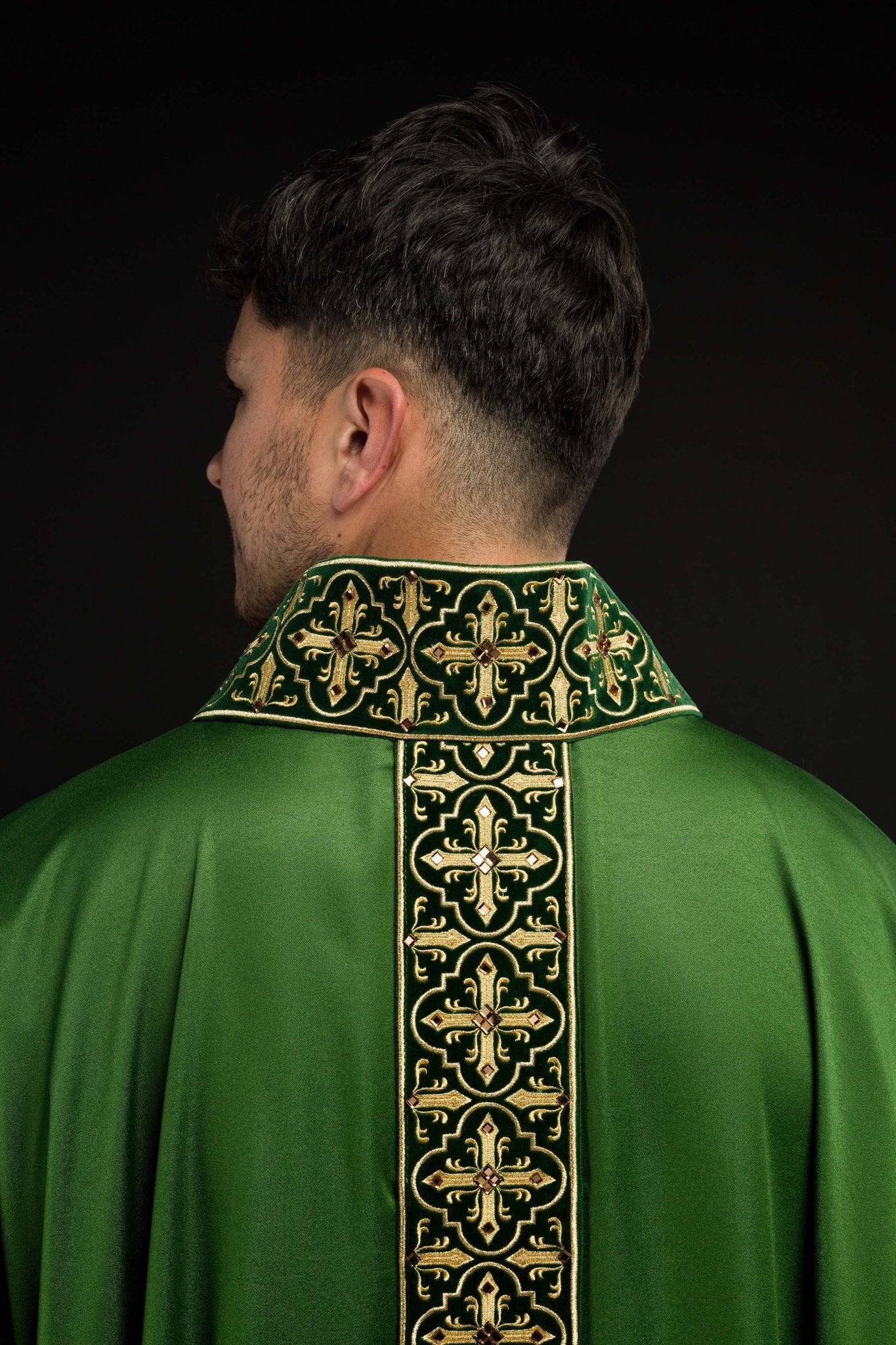 Casulla verde con galón ricamente bordado y decorado con 500 piedras LE/7004/01 - CASULLAS.ES