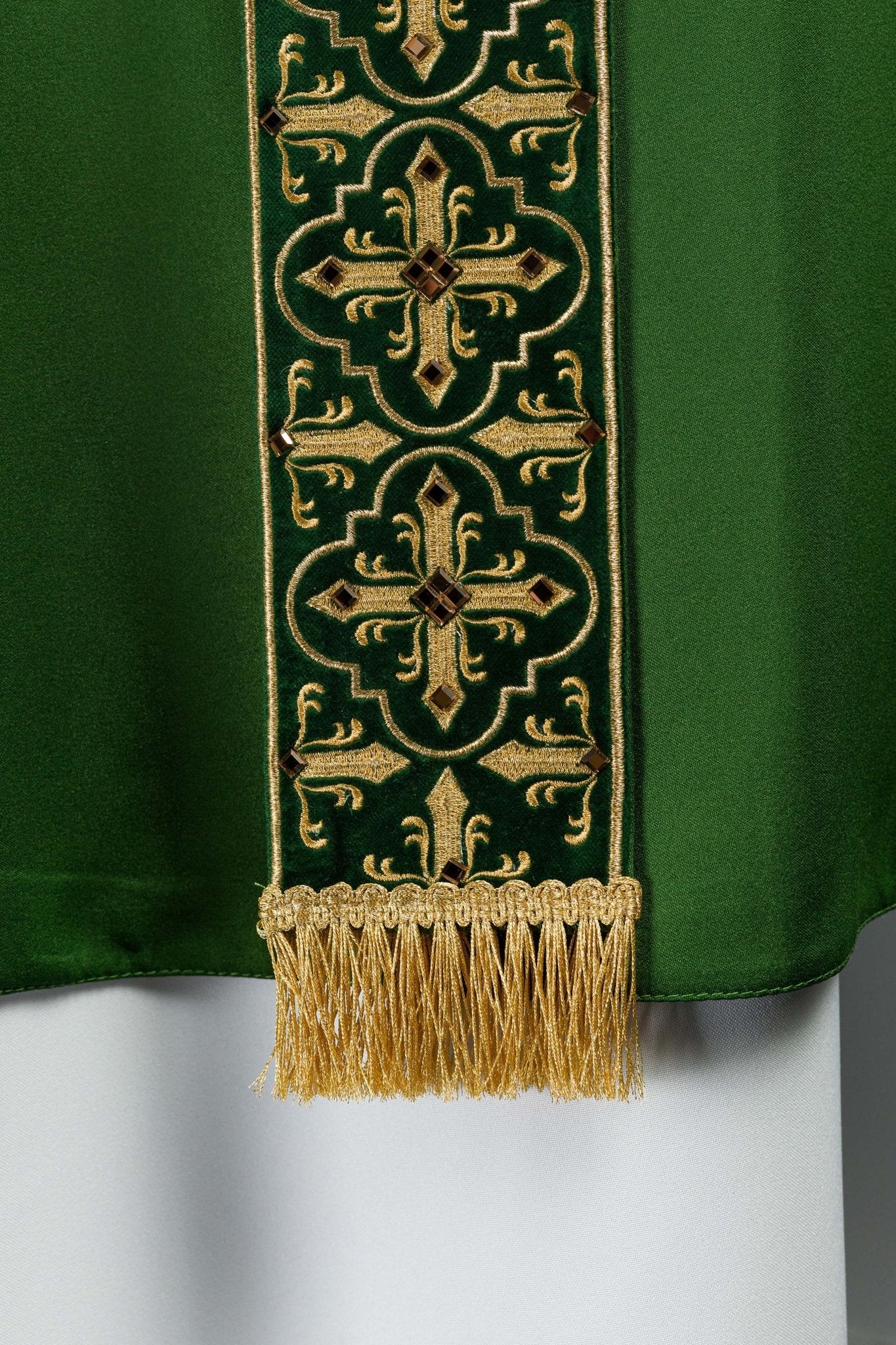 Casulla verde con galón ricamente bordado y decorado con 500 piedras LE/7004/01 - CASULLAS.ES