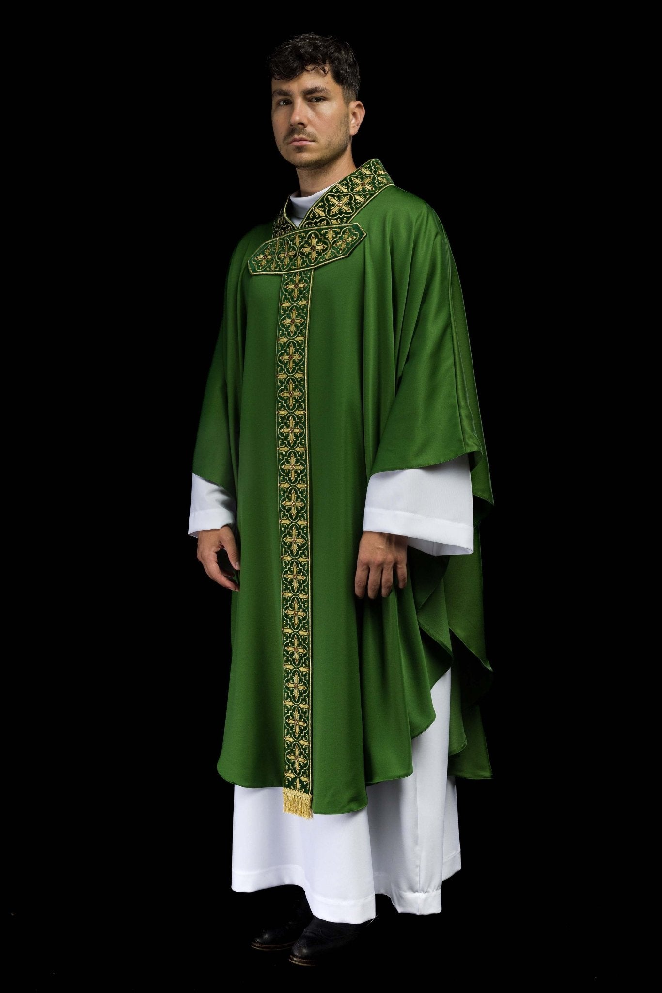 Casulla verde con galón ricamente bordado y decorado con 500 piedras LE/7004/01 - CASULLAS.ES