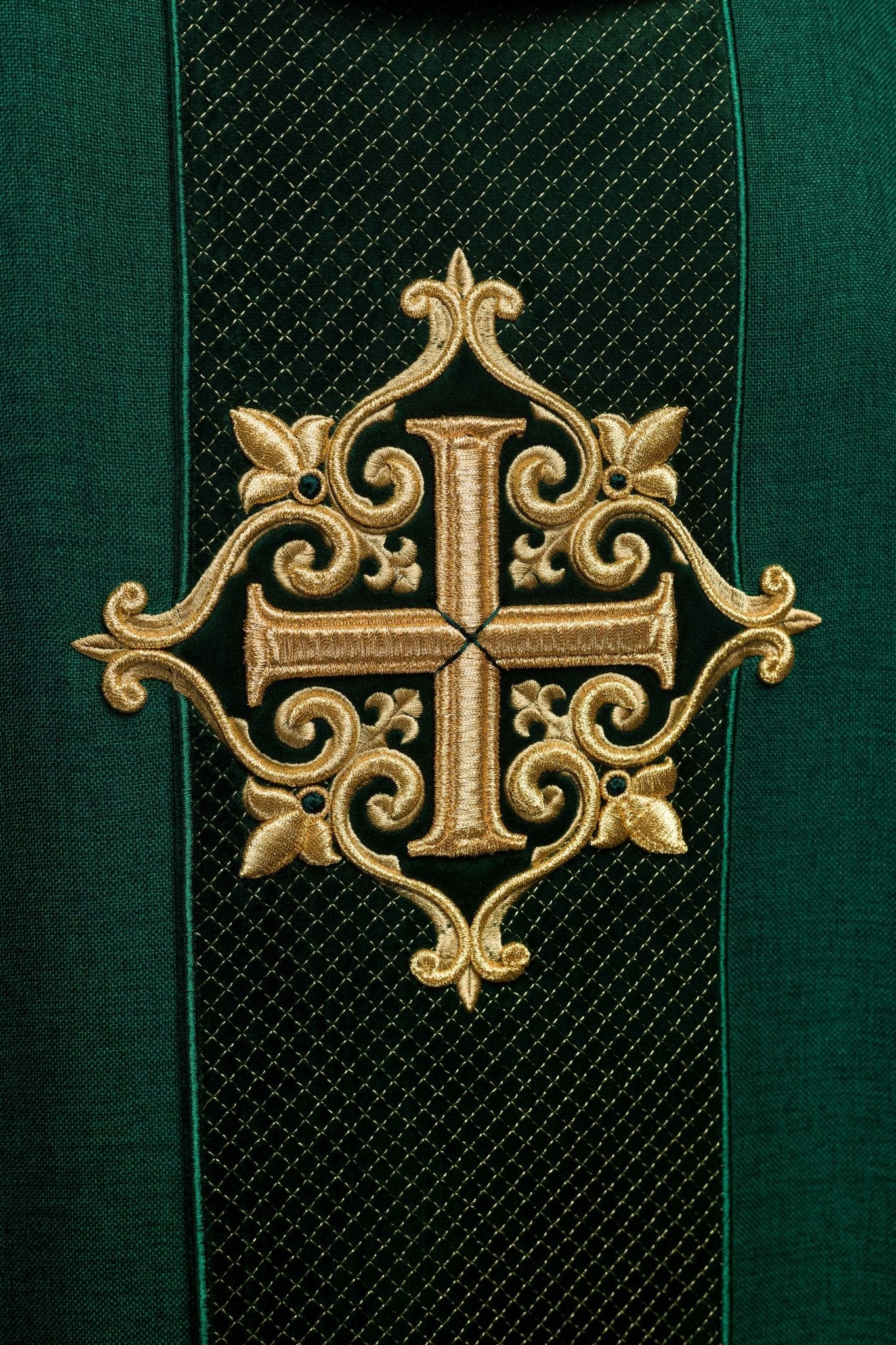 Casulla verde con galón terciopelo ricamente bordado Cruz LE/7029/01 - CASULLAS.ES