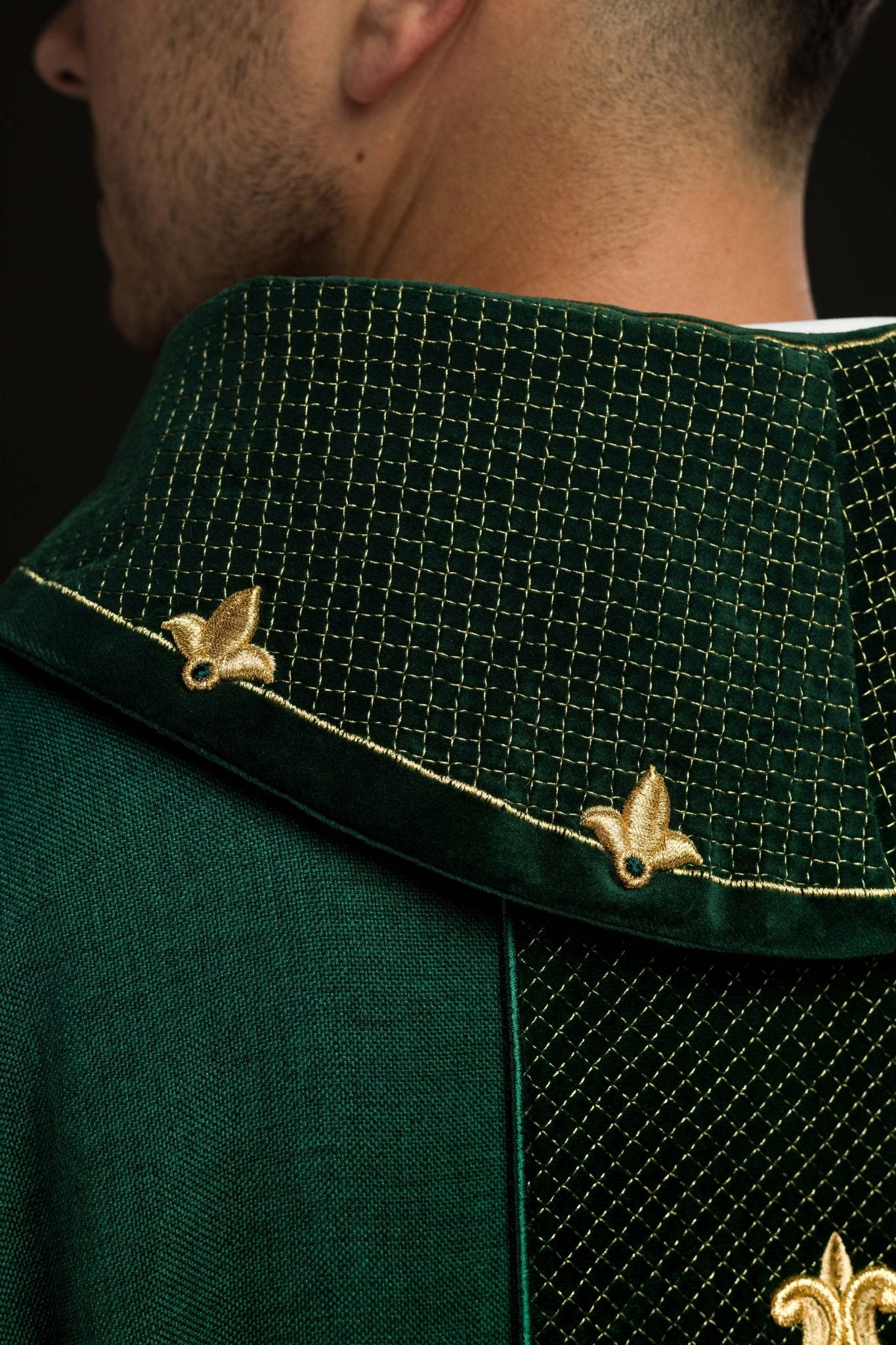 Casulla verde con galón terciopelo ricamente bordado Cruz LE/7029/01 - CASULLAS.ES
