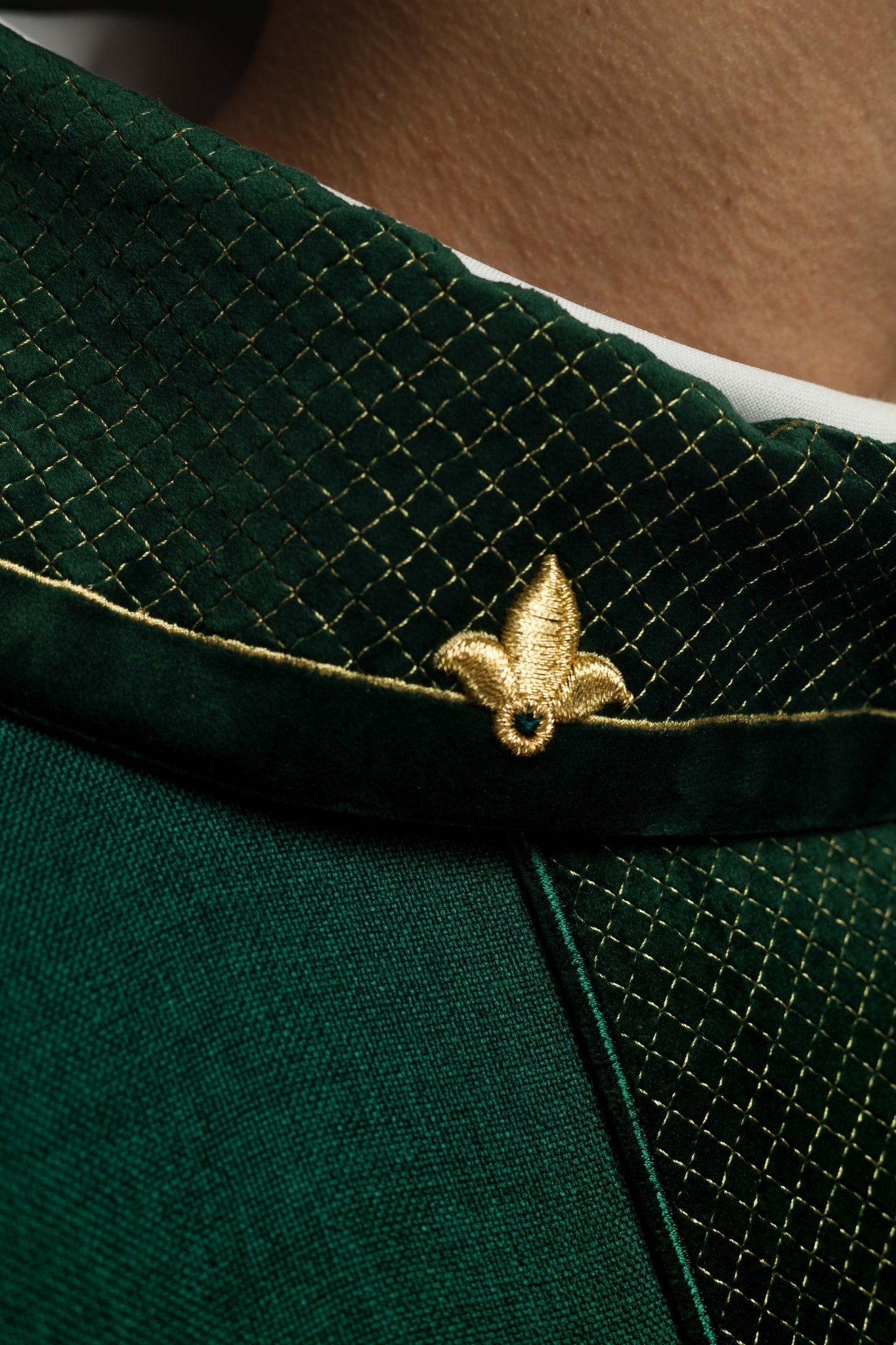Casulla verde con galón terciopelo ricamente bordado Cruz LE/7029/01 - CASULLAS.ES