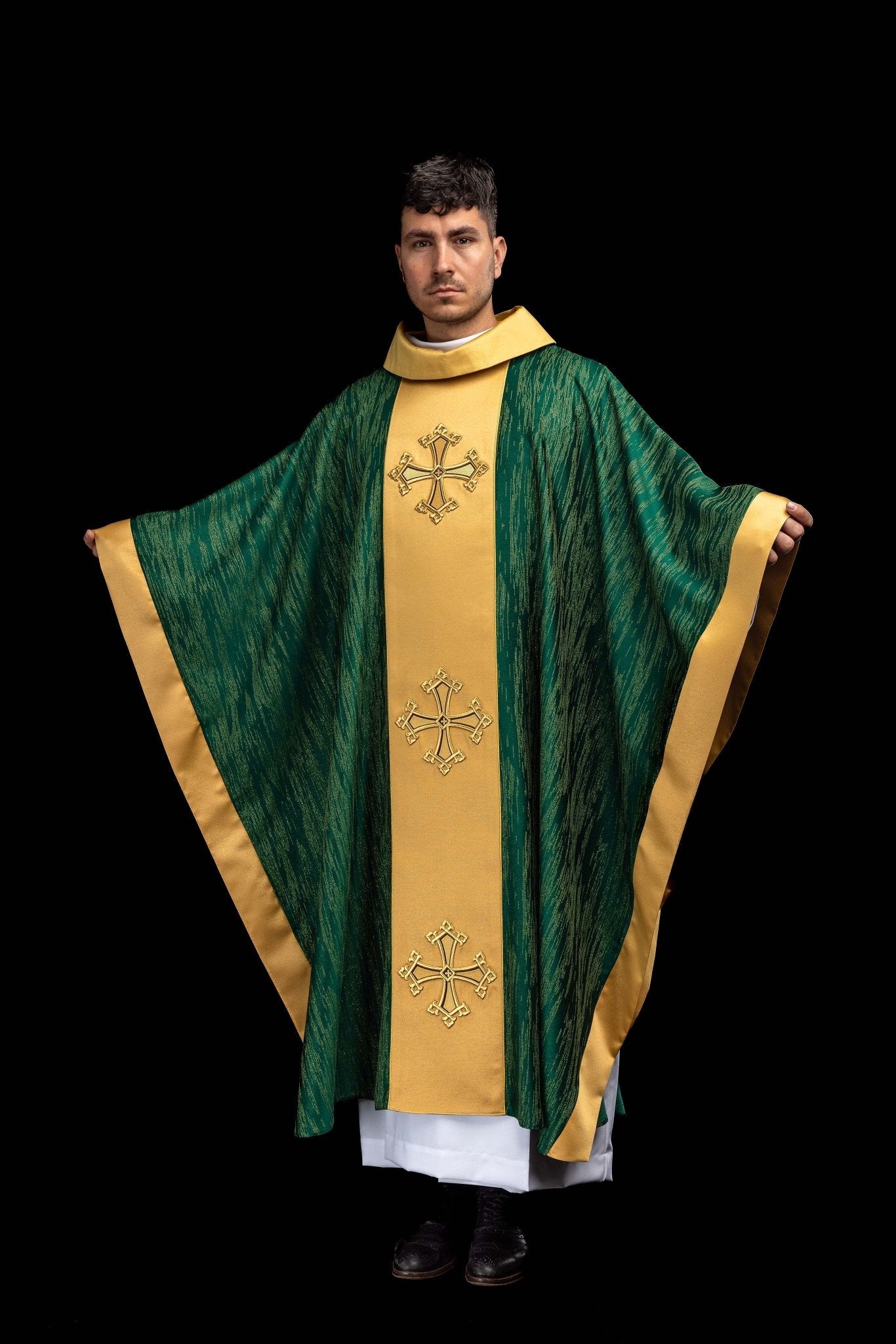 Casulla verde con motivo bordado de cruz y franja sobre tejido ornamental LE/7034/01 - CASULLAS.ES
