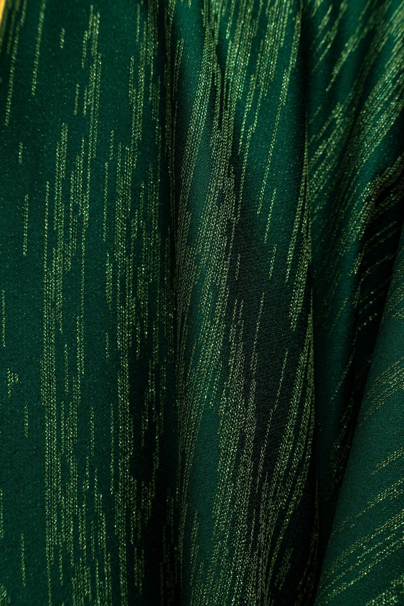Casulla verde con motivo bordado de cruz y franja sobre tejido ornamental LE/7034/01 - CASULLAS.ES