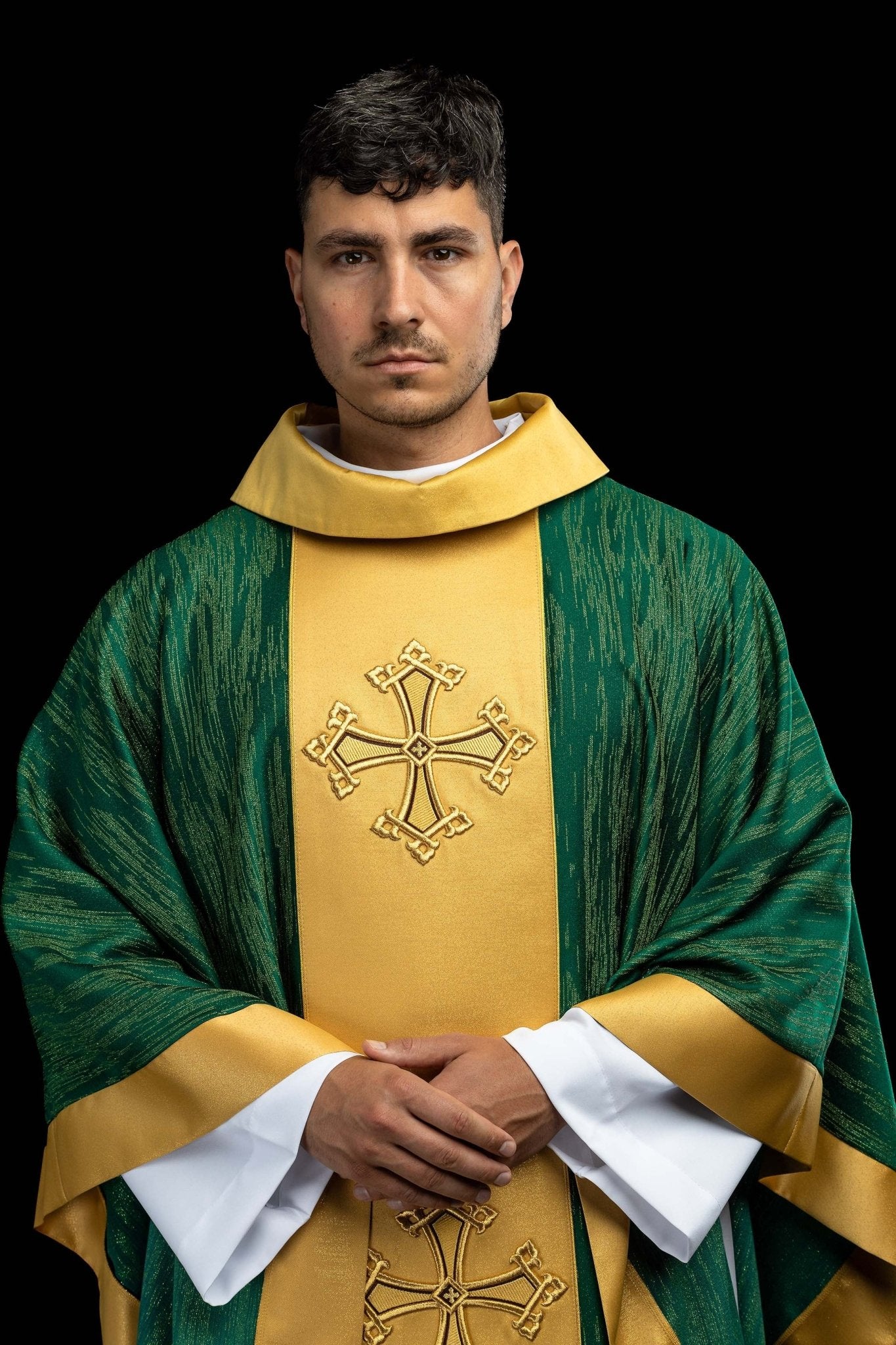 Casulla verde con motivo bordado de cruz y franja sobre tejido ornamental LE/7034/01 - CASULLAS.ES