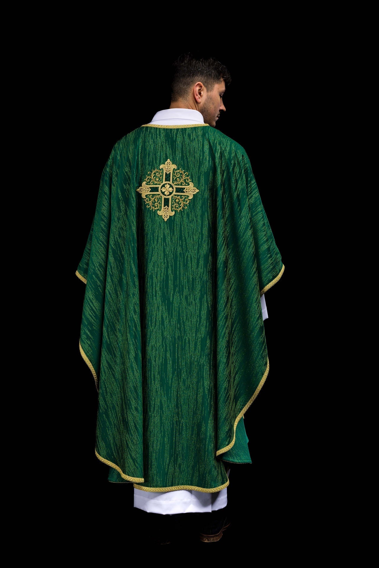 Casulla verde con motivo de cruz bordada en tejido decorativo KOA/006/01/99 - CASULLAS.ES