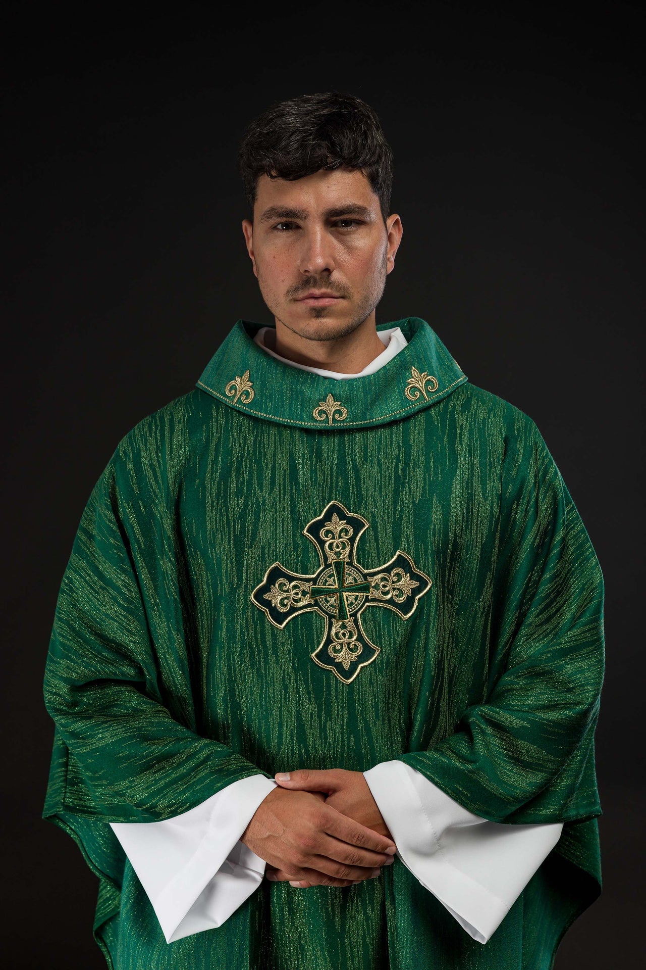 Casulla verde con motivo de cruz bordado sobre tela decorativa LE/7036/01 - CASULLAS.ES